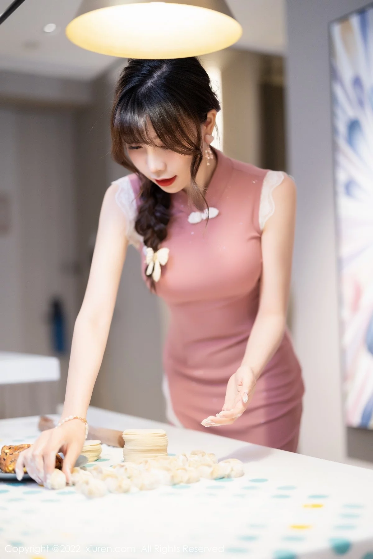 [[XiuRen秀人网]秀人网]No.4848_女神芝芝Booty厨娘角色主题粉红色旗袍配黑丝裤袜极致魅惑写真78P