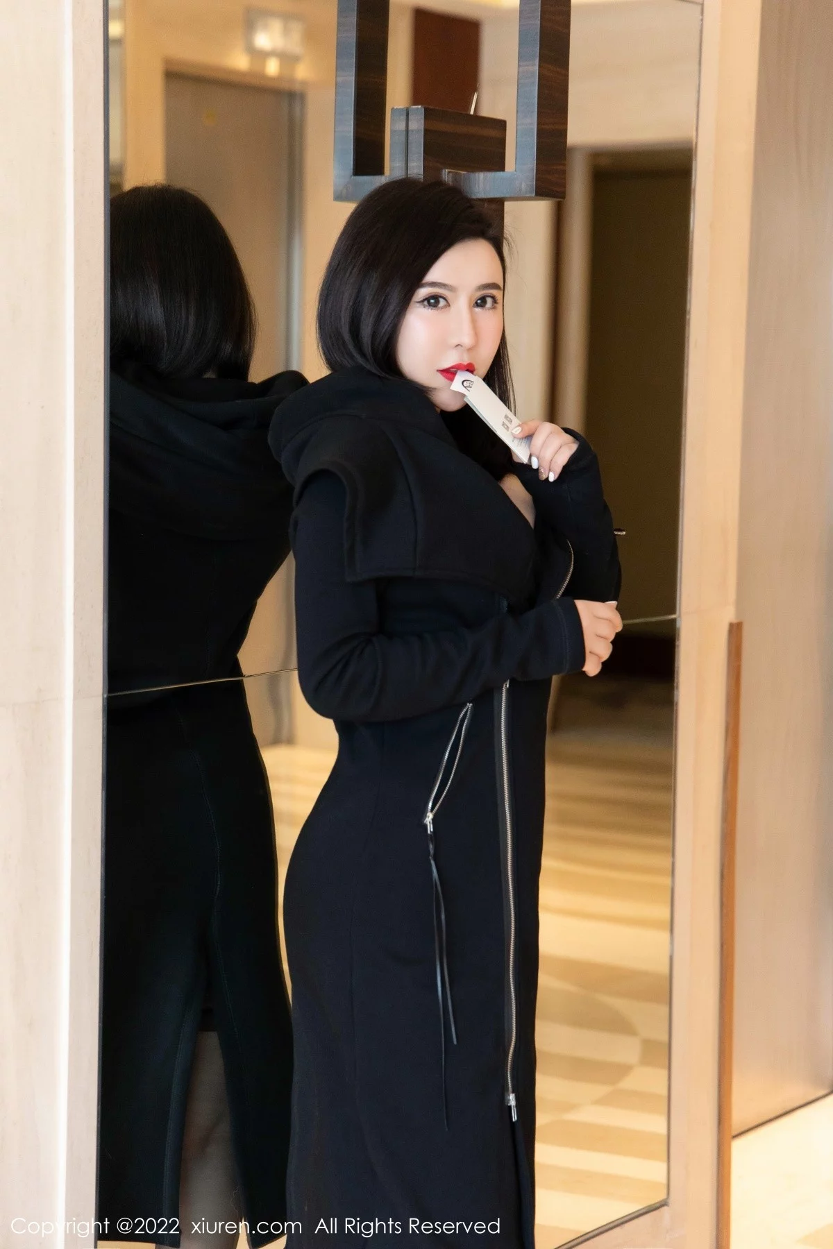 [[XiuRen秀人网]秀人网]No.4844_模特伊诺私房半脱露诱人黑色蕾丝内衣秀丰满翘臀撩人诱惑写真53P