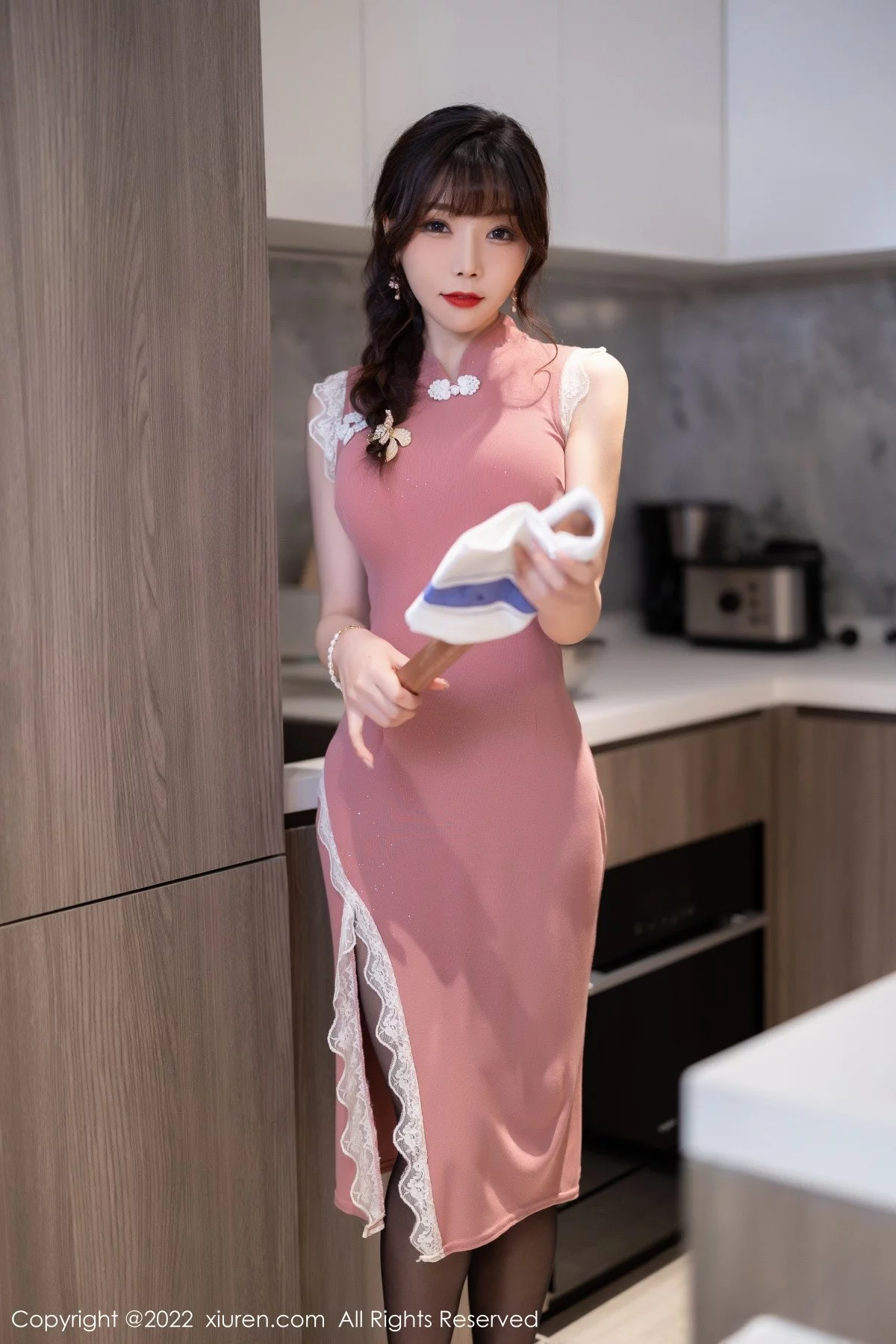 [[XiuRen秀人网]秀人网]No.4848_女神芝芝Booty厨娘角色主题粉红色旗袍配黑丝裤袜极致魅惑写真78P