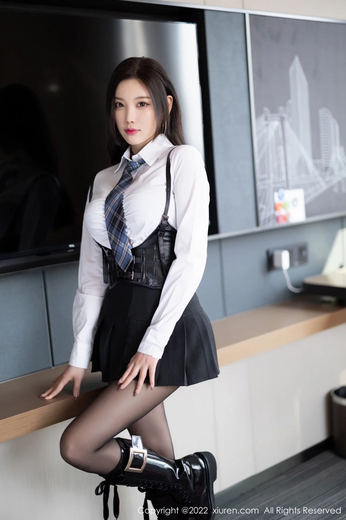 [[XiuRen秀人网]秀人网]No.4856_女神杨晨晨Yome性感白T配黑短裙半脱露黑色蕾丝内衣诱惑写真80P