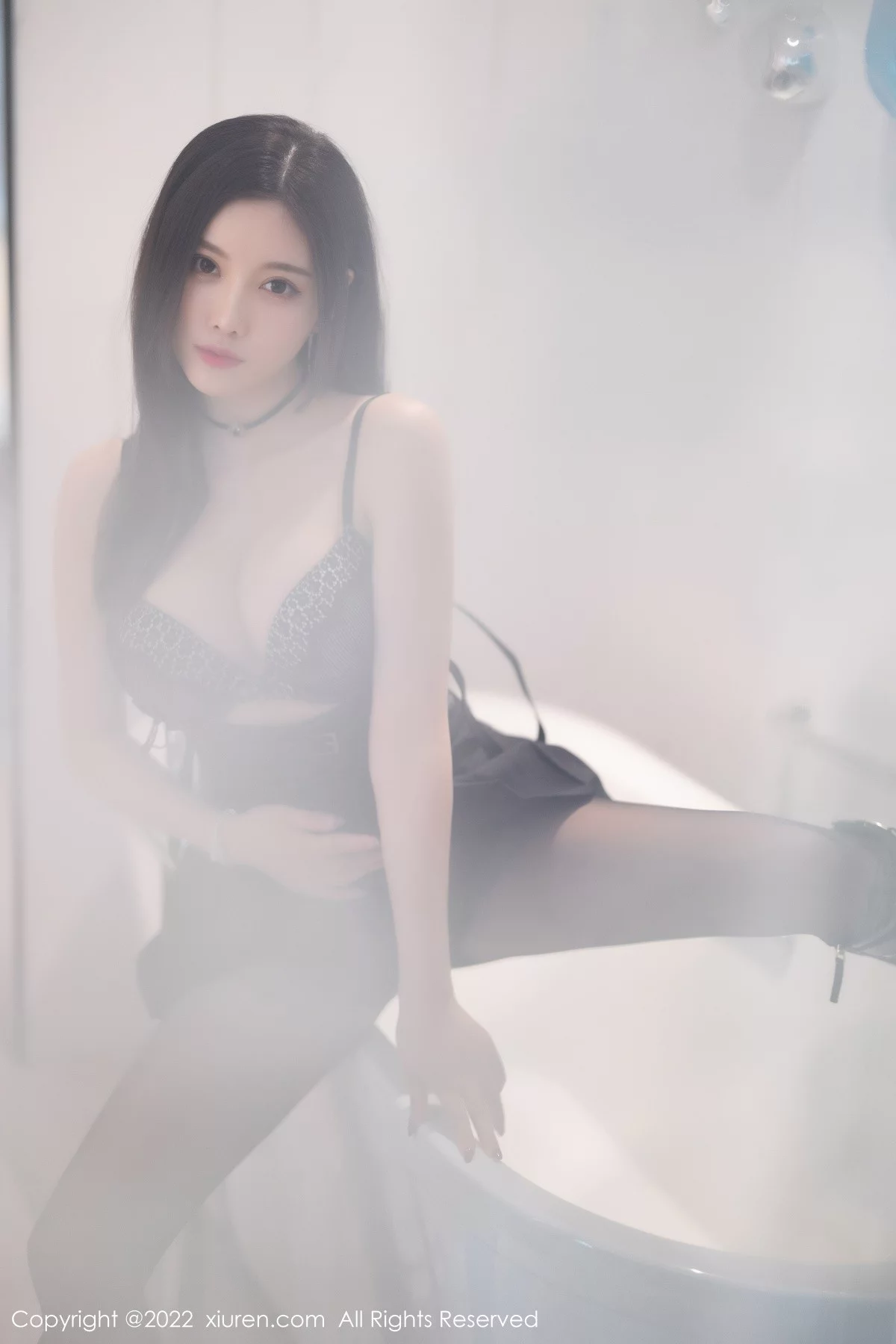 [[XiuRen秀人网]秀人网]No.4856_女神杨晨晨Yome性感白T配黑短裙半脱露黑色蕾丝内衣诱惑写真80P