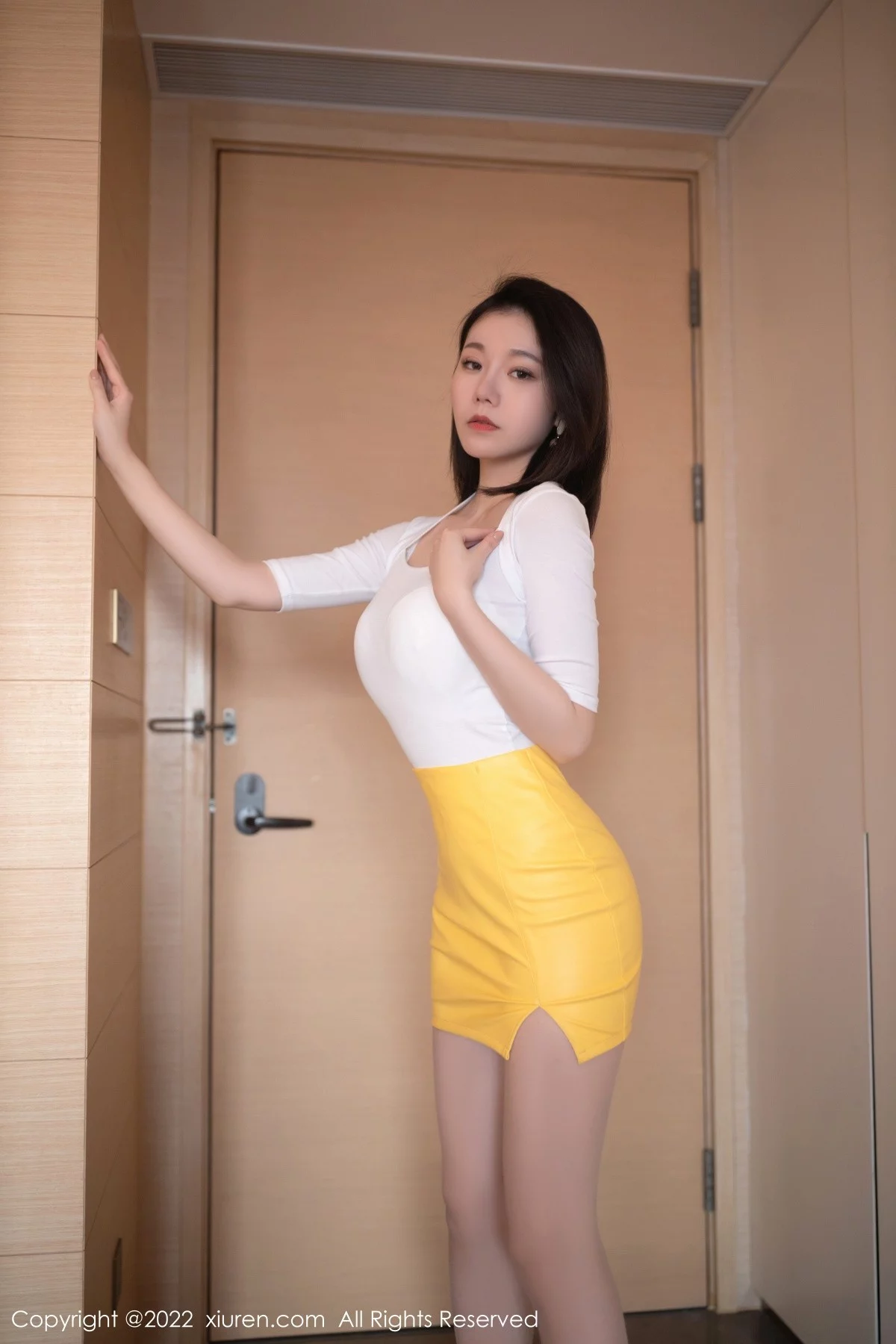 [[XiuRen秀人网]秀人网]No.4854_模特安然Maleah珠三角旅拍半脱白色上衣露蕾丝内衣诱惑写真80P