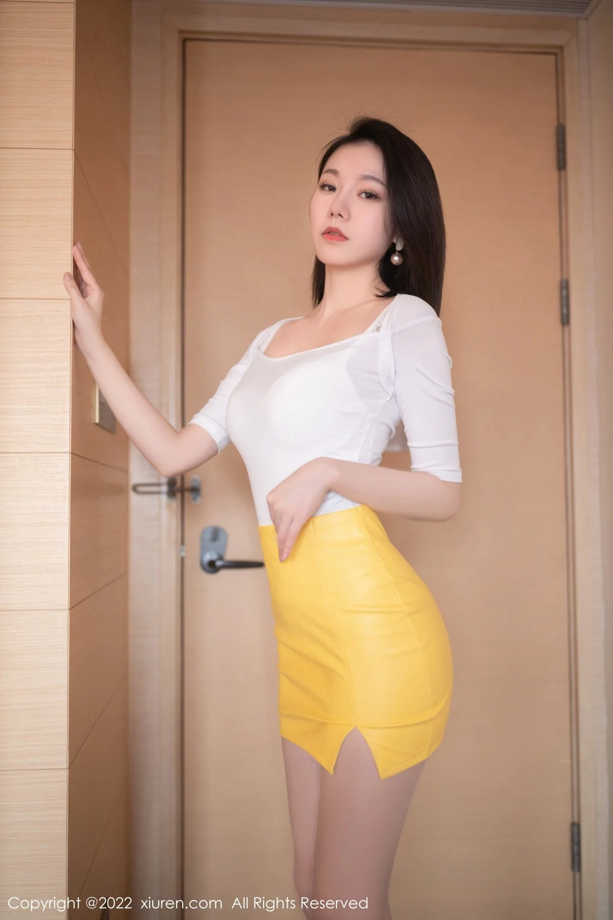 [[XiuRen秀人网]秀人网]No.4854_模特安然Maleah珠三角旅拍半脱白色上衣露蕾丝内衣诱惑写真80P