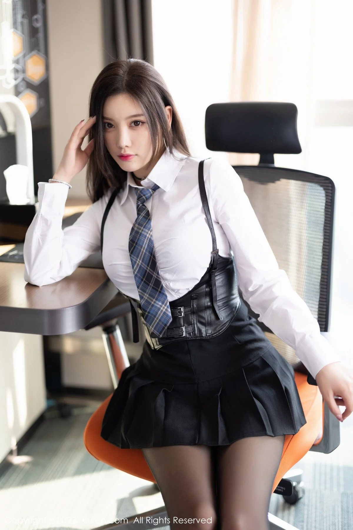 [[XiuRen秀人网]秀人网]No.4856_女神杨晨晨Yome性感白T配黑短裙半脱露黑色蕾丝内衣诱惑写真80P