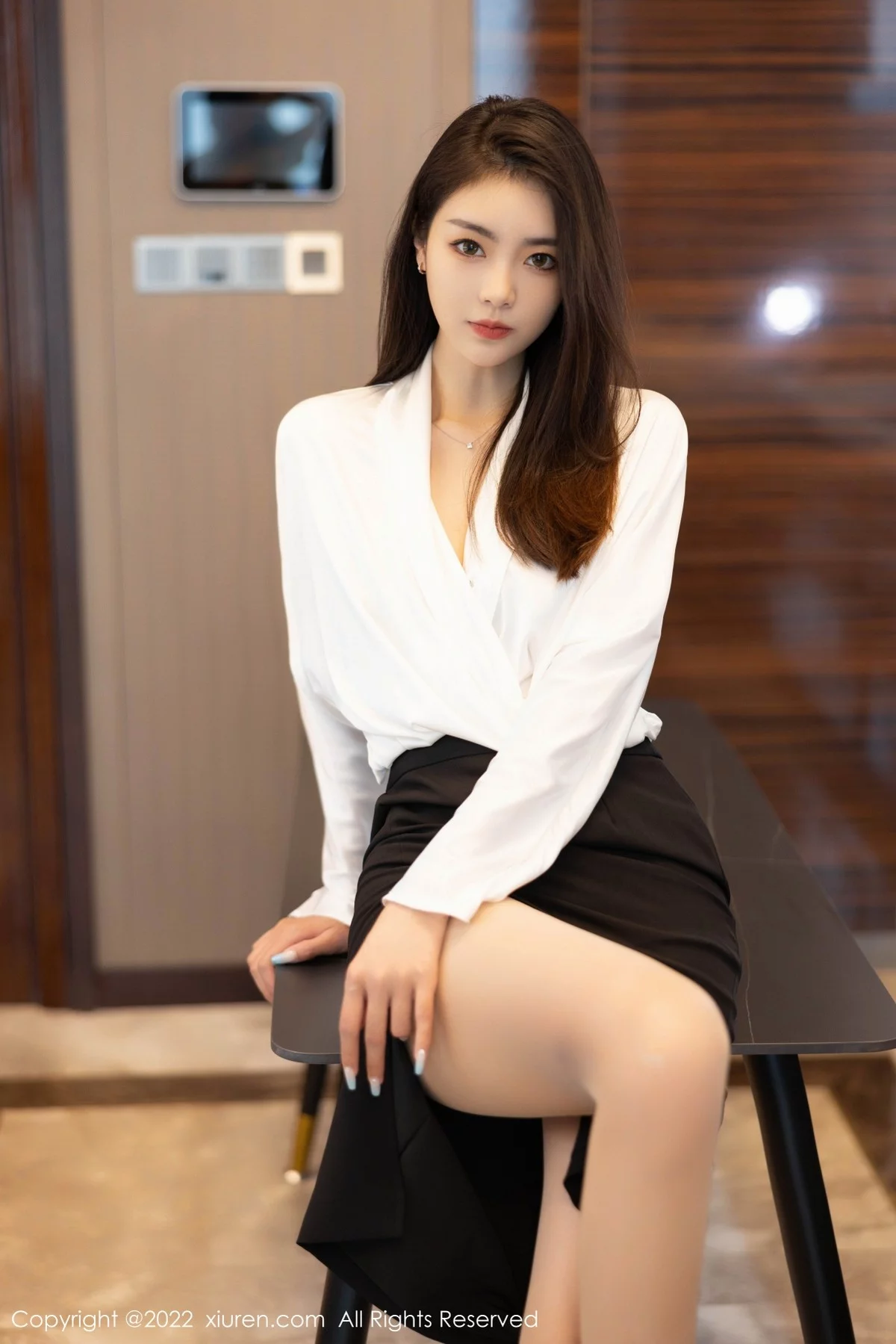 [[XiuRen秀人网]秀人网]No.4869_模特可乐Vicky白色上衣配黑色裙子露超薄肉丝秀美腿诱惑写真70P