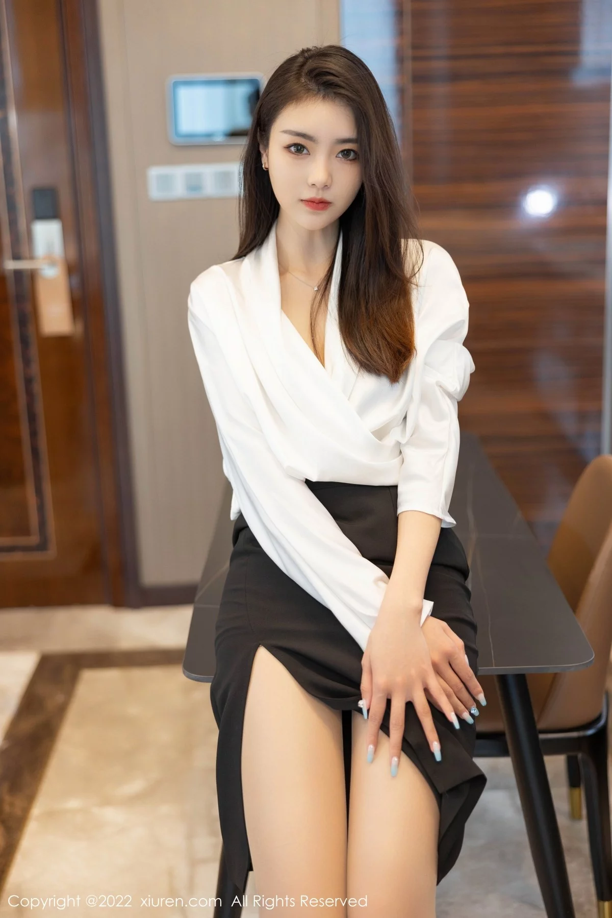 [[XiuRen秀人网]秀人网]No.4869_模特可乐Vicky白色上衣配黑色裙子露超薄肉丝秀美腿诱惑写真70P