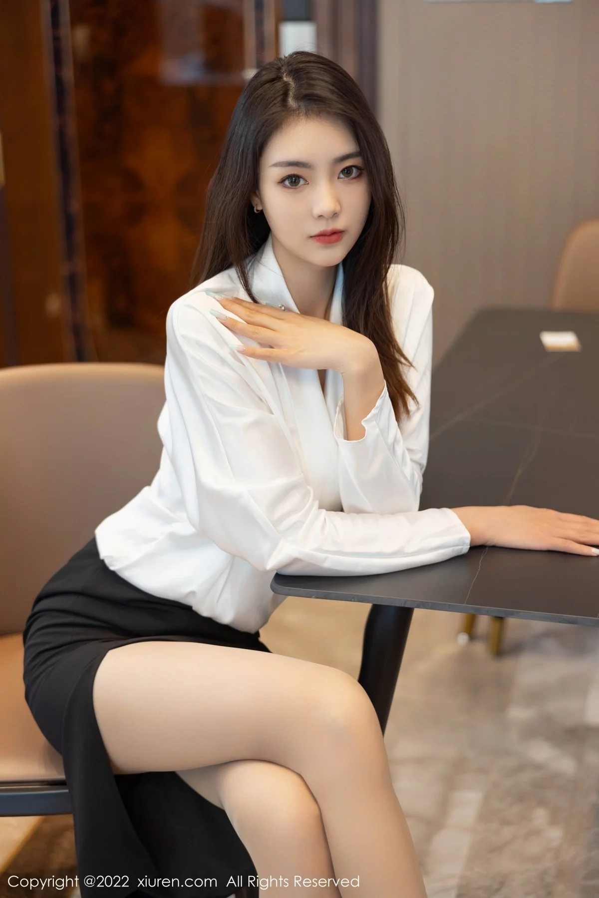[[XiuRen秀人网]秀人网]No.4869_模特可乐Vicky白色上衣配黑色裙子露超薄肉丝秀美腿诱惑写真70P