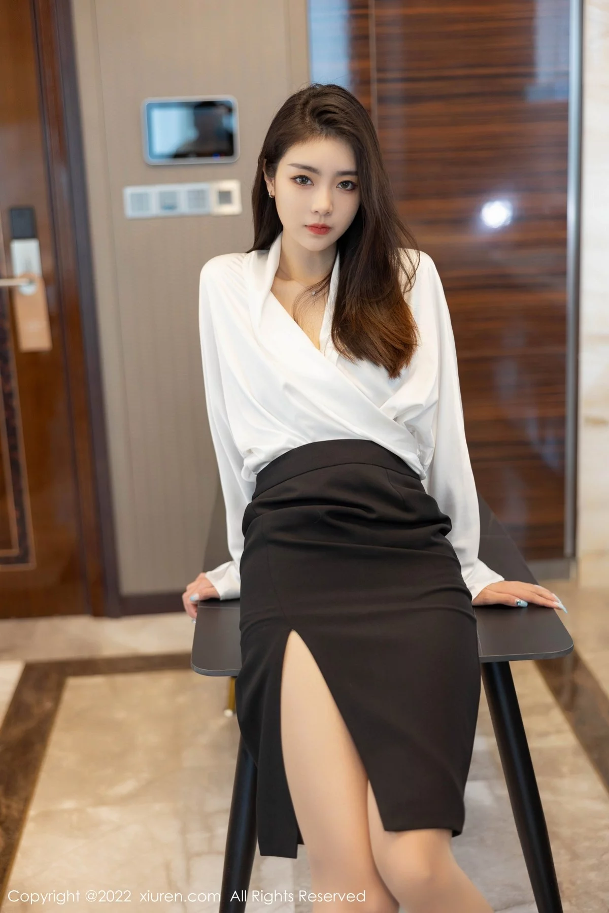 [[XiuRen秀人网]秀人网]No.4869_模特可乐Vicky白色上衣配黑色裙子露超薄肉丝秀美腿诱惑写真70P
