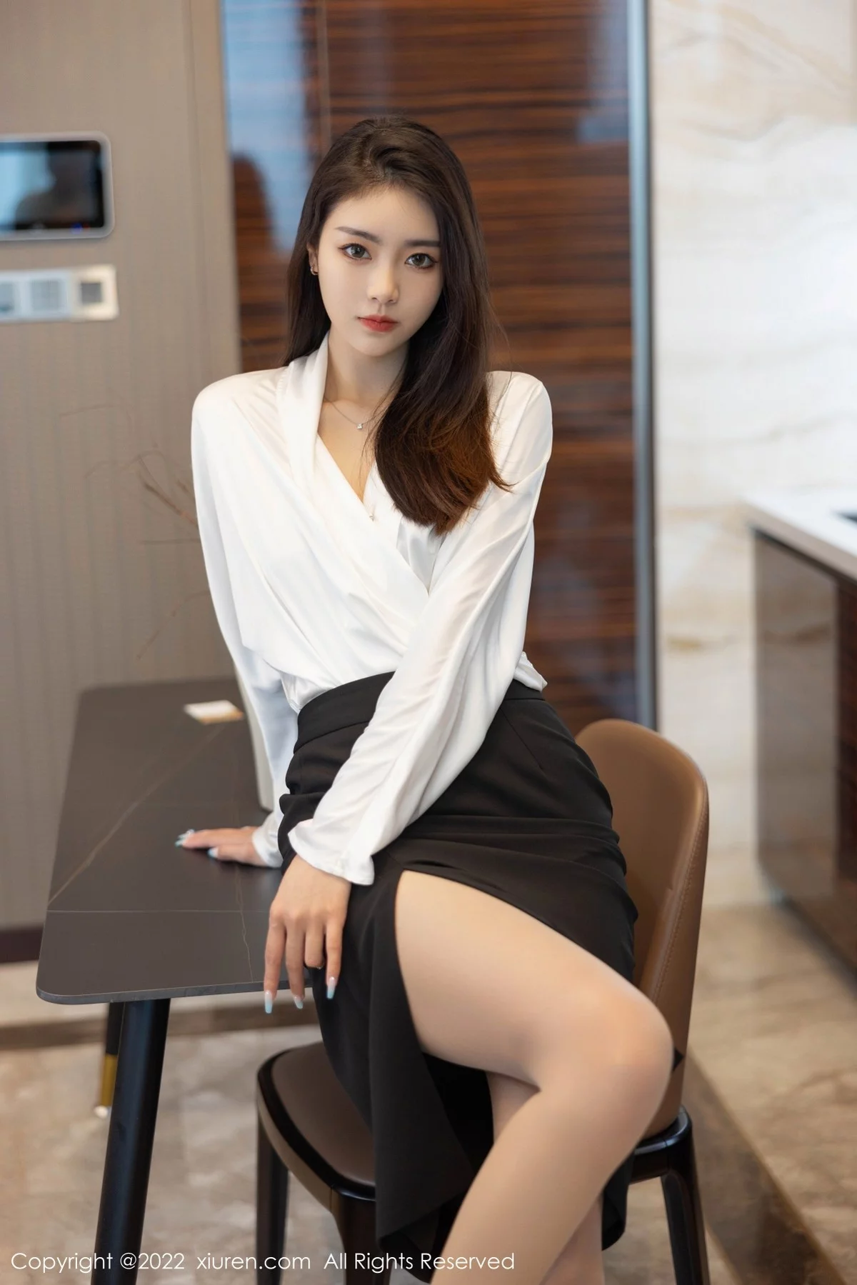[[XiuRen秀人网]秀人网]No.4869_模特可乐Vicky白色上衣配黑色裙子露超薄肉丝秀美腿诱惑写真70P