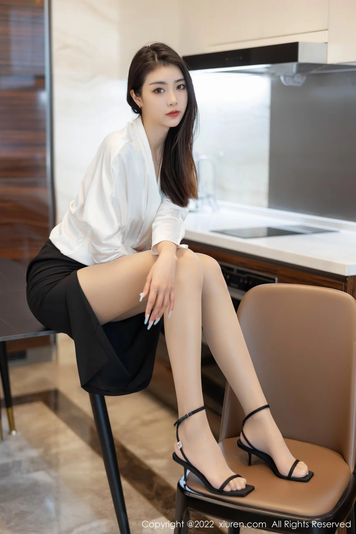 [[XiuRen秀人网]秀人网]No.4869_模特可乐Vicky白色上衣配黑色裙子露超薄肉丝秀美腿诱惑写真70P