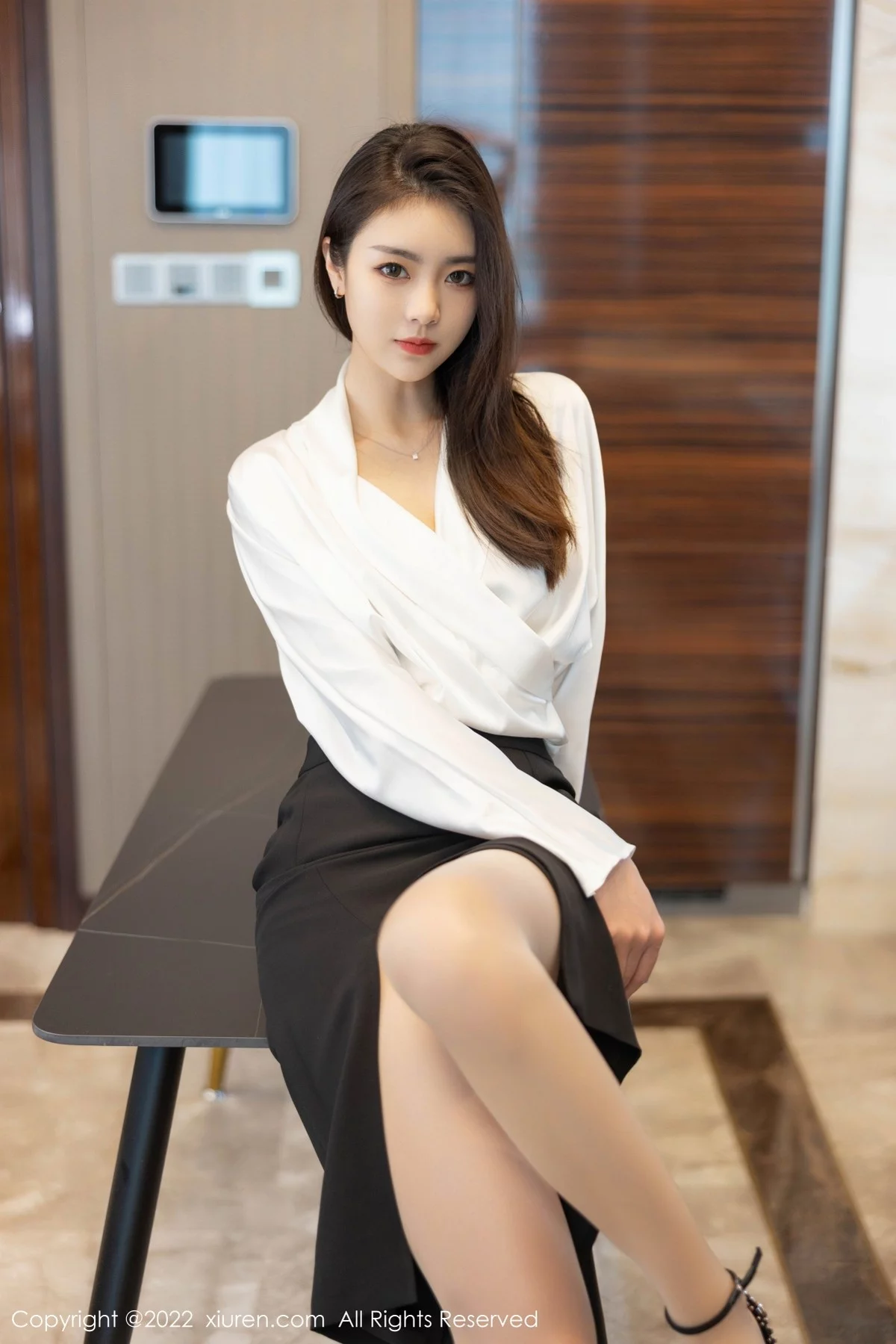 [[XiuRen秀人网]秀人网]No.4869_模特可乐Vicky白色上衣配黑色裙子露超薄肉丝秀美腿诱惑写真70P