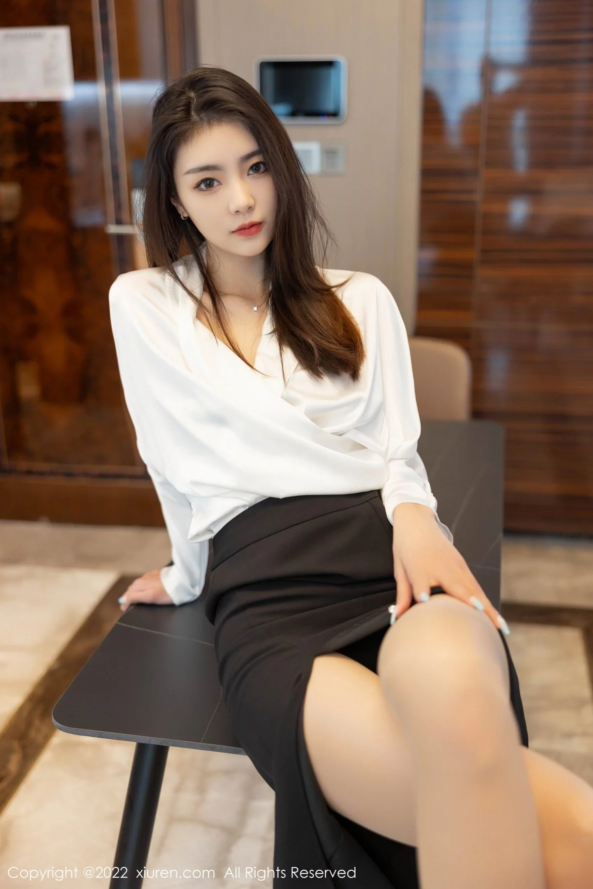[[XiuRen秀人网]秀人网]No.4869_模特可乐Vicky白色上衣配黑色裙子露超薄肉丝秀美腿诱惑写真70P