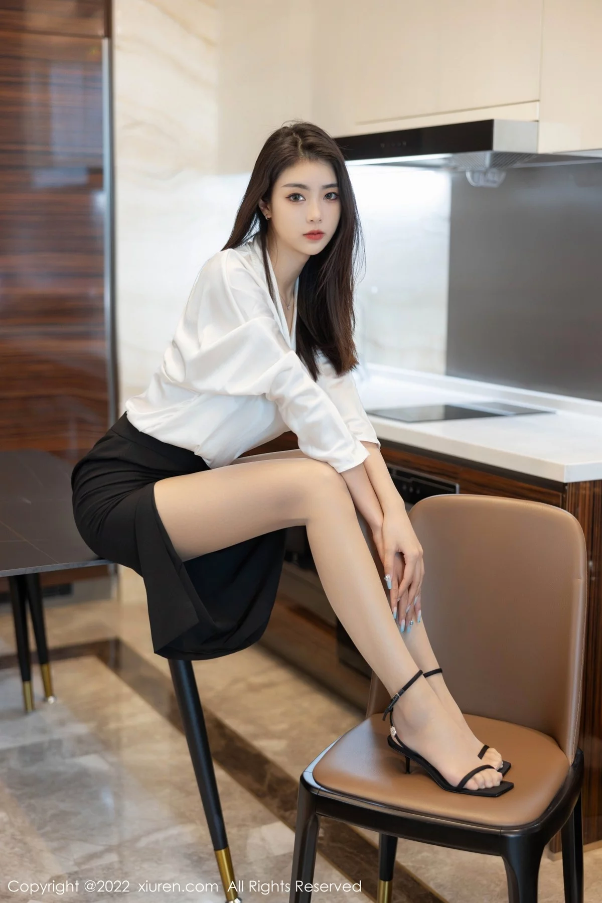 [[XiuRen秀人网]秀人网]No.4869_模特可乐Vicky白色上衣配黑色裙子露超薄肉丝秀美腿诱惑写真70P