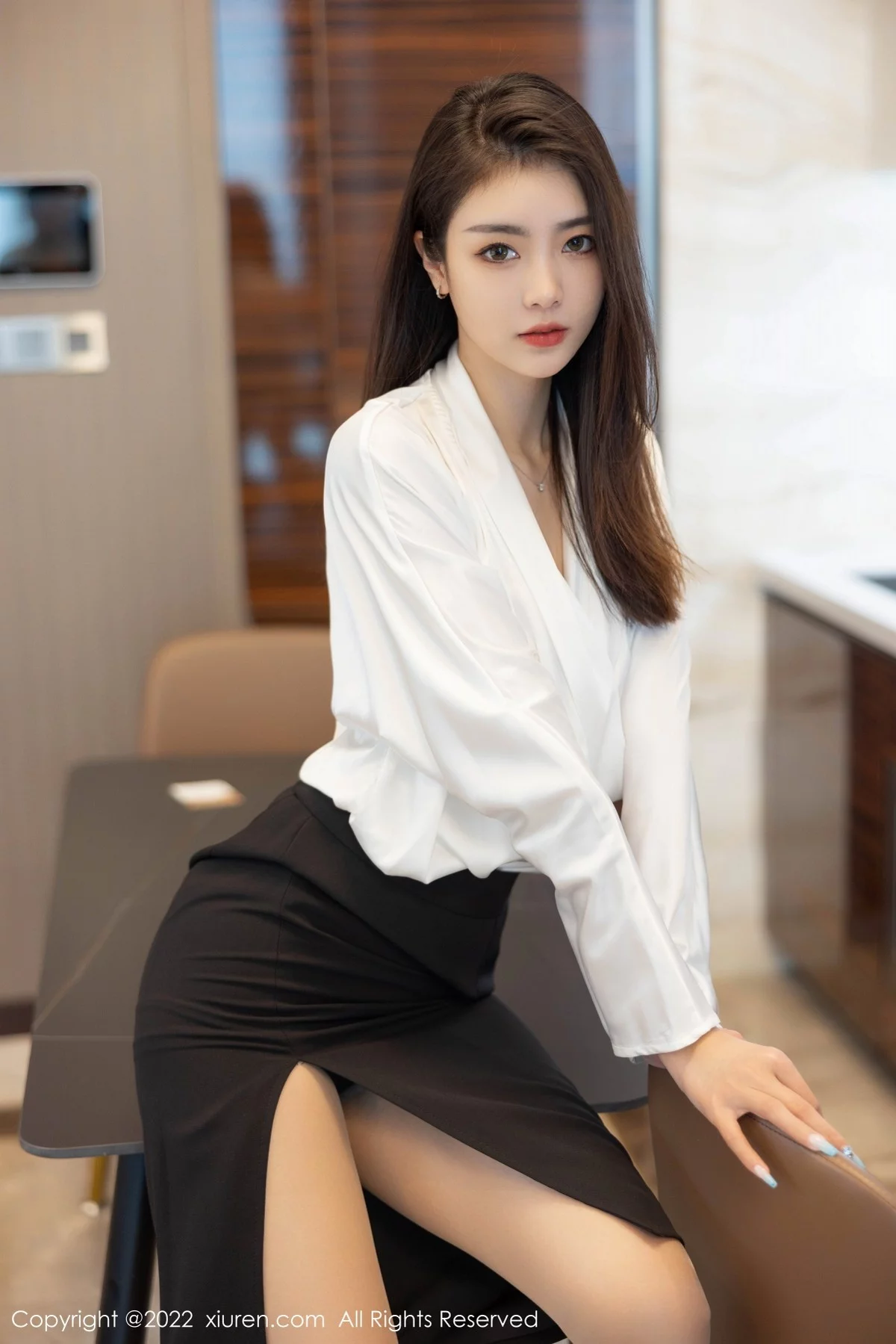 [[XiuRen秀人网]秀人网]No.4869_模特可乐Vicky白色上衣配黑色裙子露超薄肉丝秀美腿诱惑写真70P
