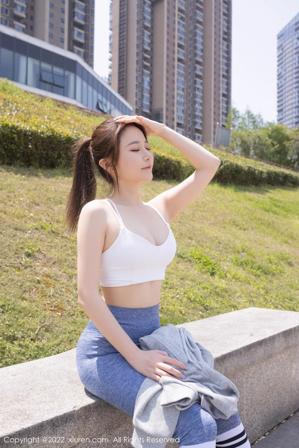 [[XiuRen秀人网]秀人网]No.4875_模特鱼子酱Fish三亚旅拍户外运动服+浴室浴巾裹身撩人诱惑写真75P