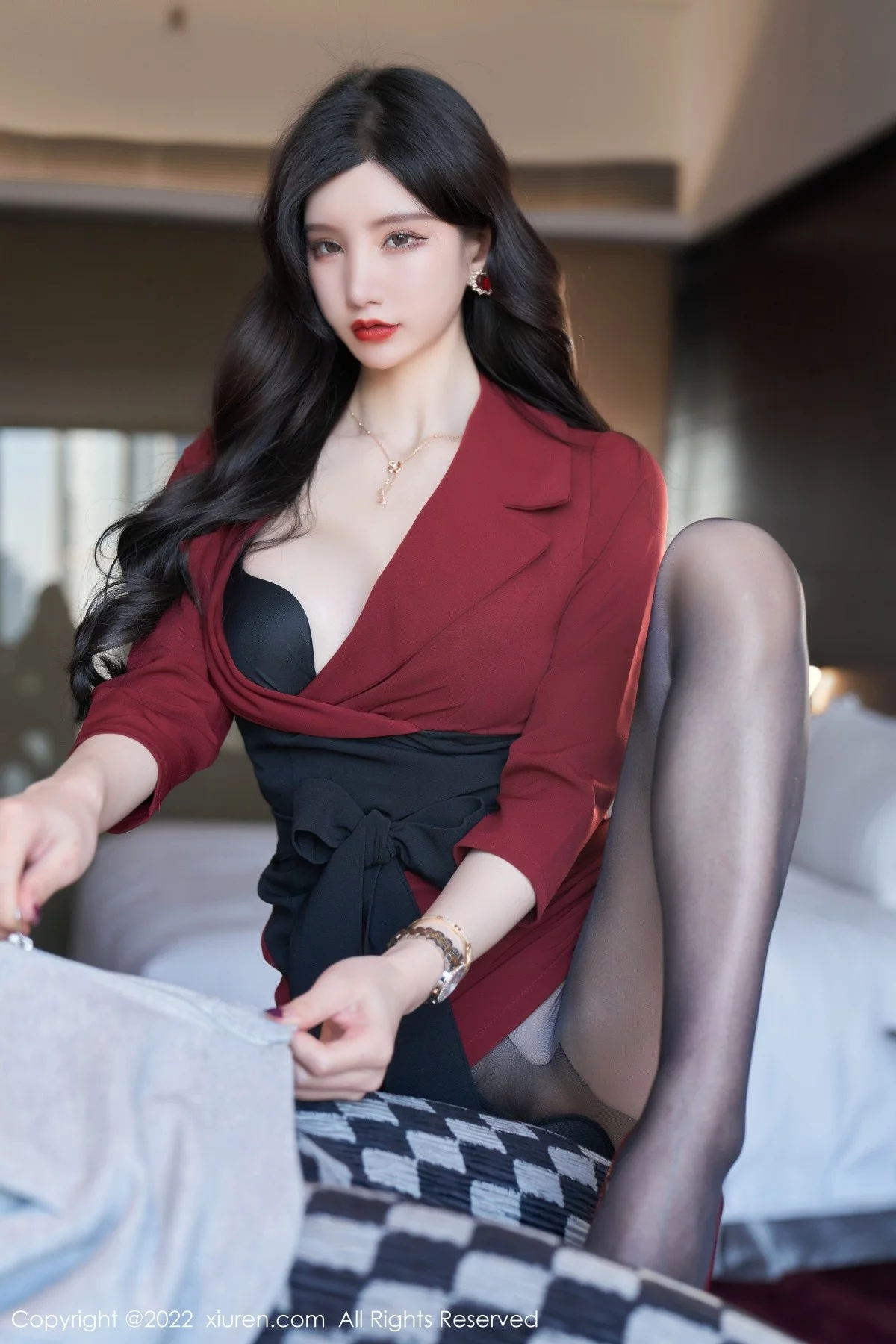 [[XiuRen秀人网]秀人网]No.4877_女神周于希Sally脱红色外衣露性感黑色内衣超薄黑丝迷人诱惑写真76P