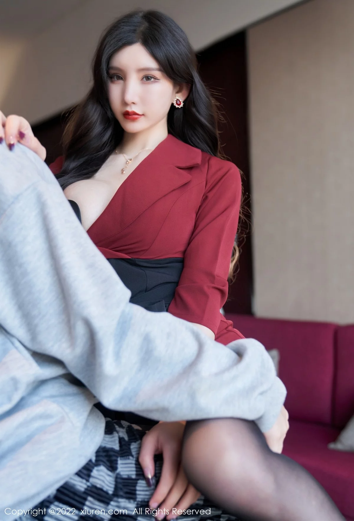 [[XiuRen秀人网]秀人网]No.4877_女神周于希Sally脱红色外衣露性感黑色内衣超薄黑丝迷人诱惑写真76P