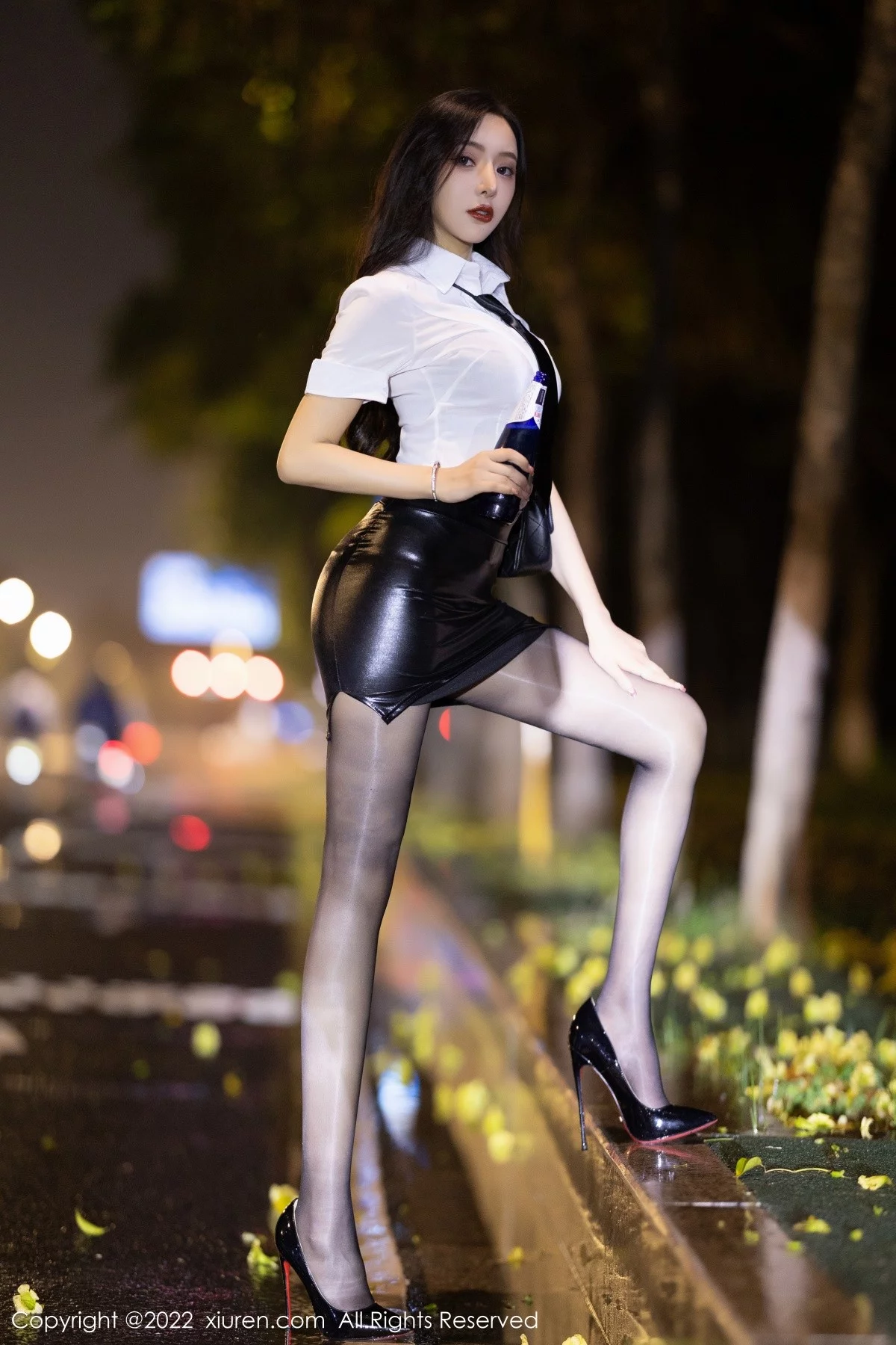 [[XiuRen秀人网]秀人网]No.4879_女神王馨瑶yanni性感白T配黑皮短裙露蕾丝内衣开档黑丝诱惑写真77P