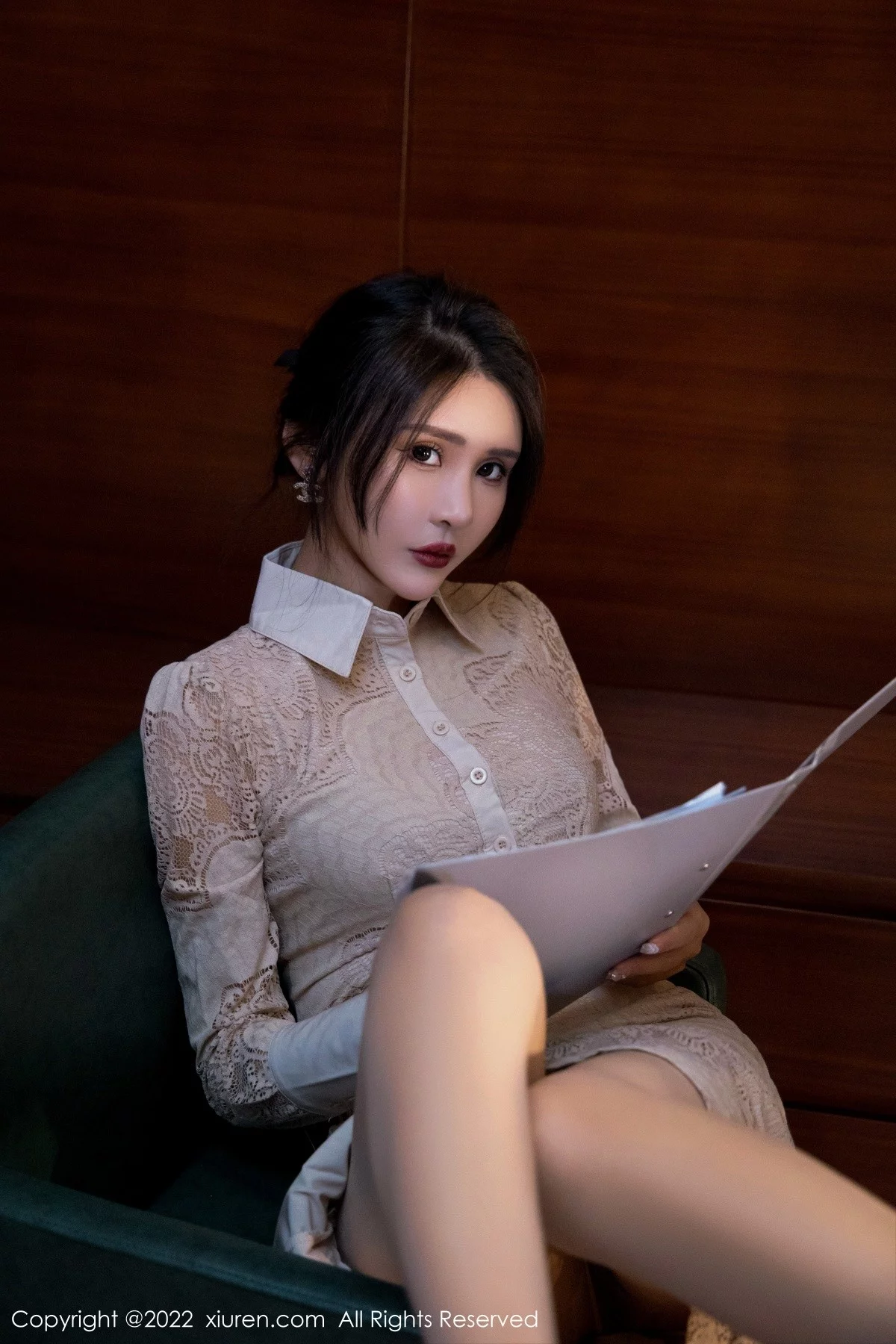 [[XiuRen秀人网]秀人网]No.4874_模特Emily尹菲性感OL装扮半脱露蓝色蕾丝内衣原色丝袜诱惑写真64P
