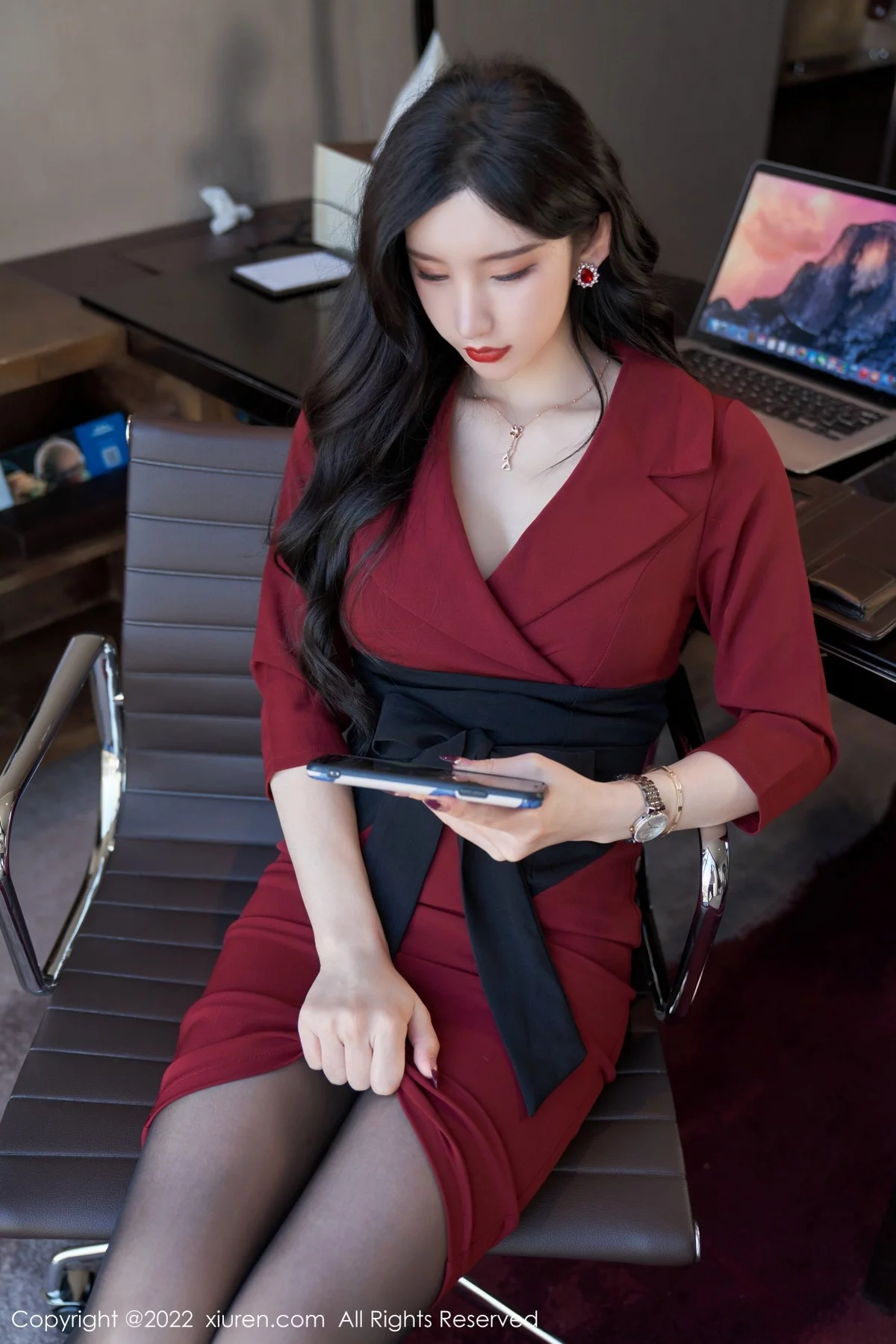 [[XiuRen秀人网]秀人网]No.4877_女神周于希Sally脱红色外衣露性感黑色内衣超薄黑丝迷人诱惑写真76P