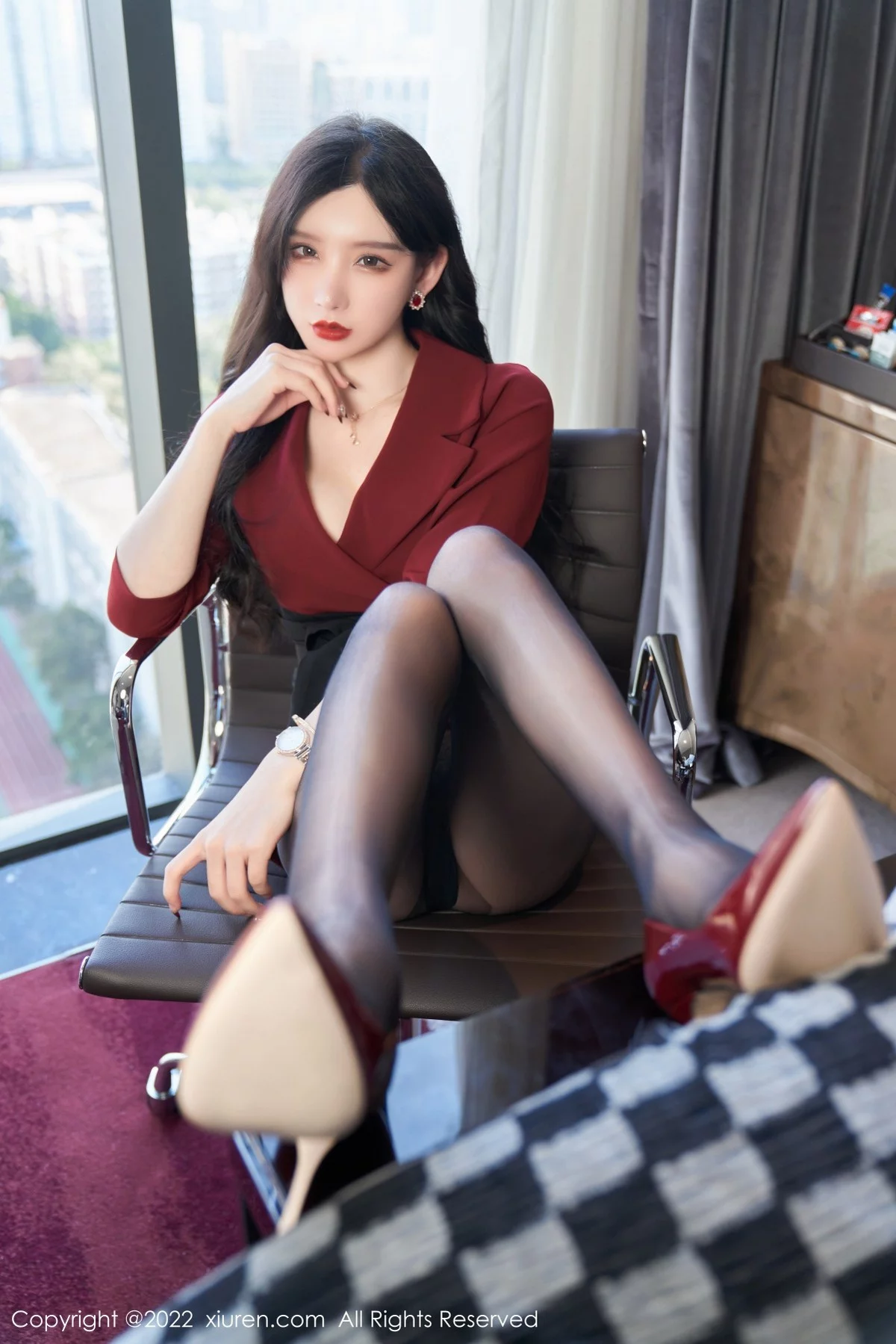 [[XiuRen秀人网]秀人网]No.4877_女神周于希Sally脱红色外衣露性感黑色内衣超薄黑丝迷人诱惑写真76P