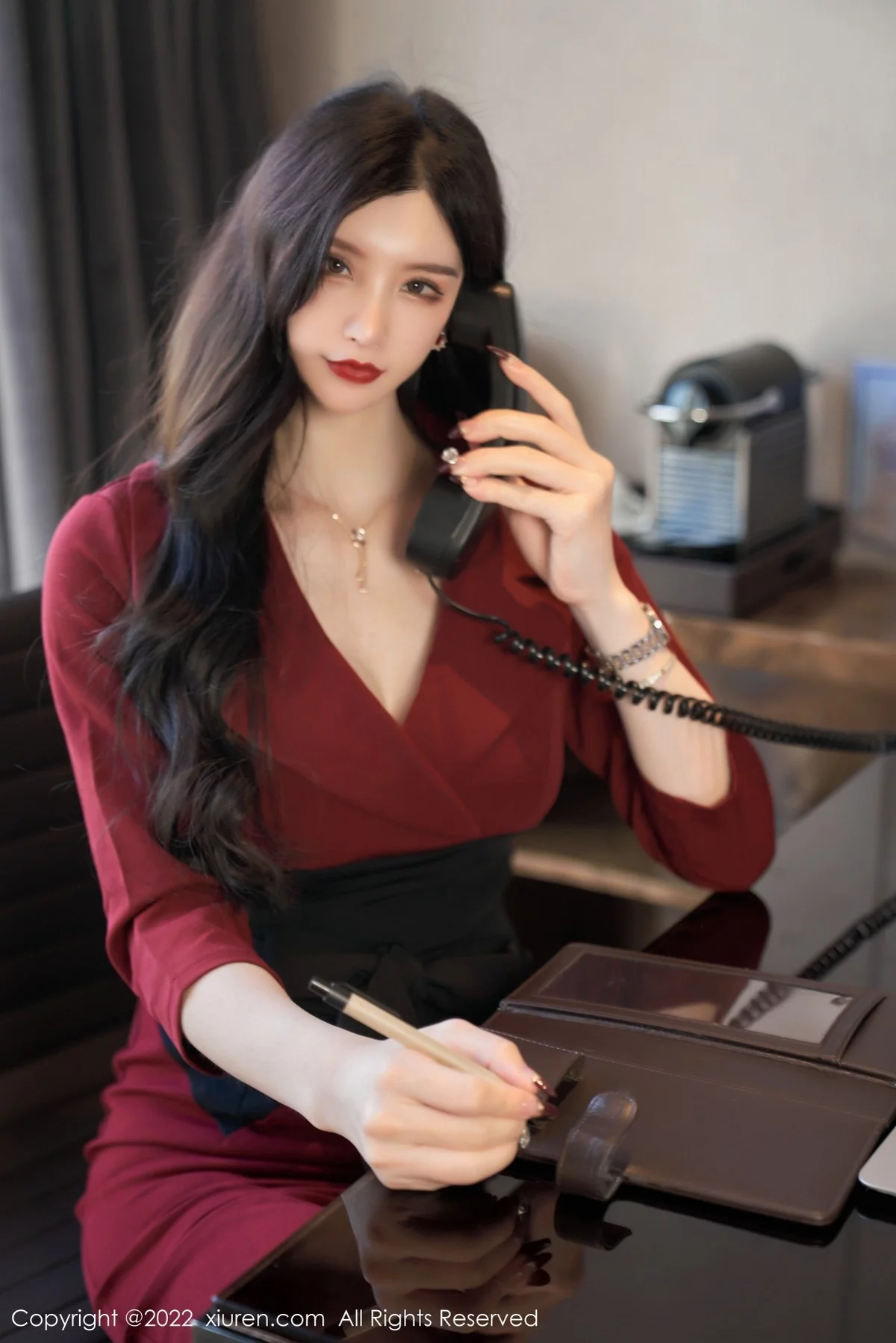 [[XiuRen秀人网]秀人网]No.4877_女神周于希Sally脱红色外衣露性感黑色内衣超薄黑丝迷人诱惑写真76P