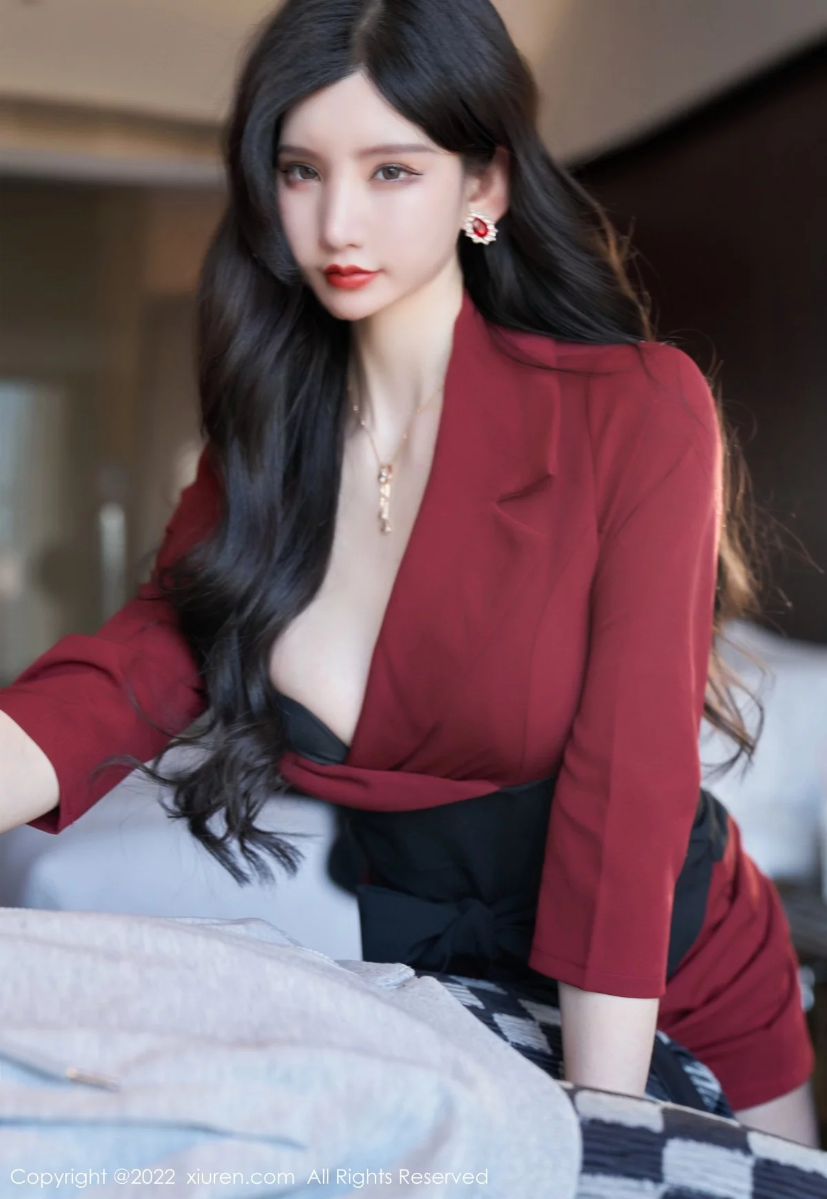 [[XiuRen秀人网]秀人网]No.4877_女神周于希Sally脱红色外衣露性感黑色内衣超薄黑丝迷人诱惑写真76P
