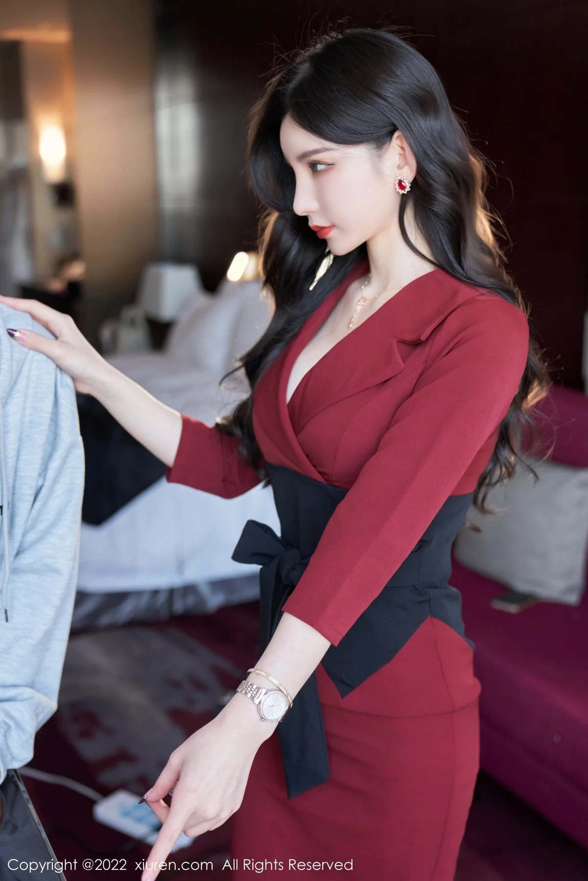 [[XiuRen秀人网]秀人网]No.4877_女神周于希Sally脱红色外衣露性感黑色内衣超薄黑丝迷人诱惑写真76P