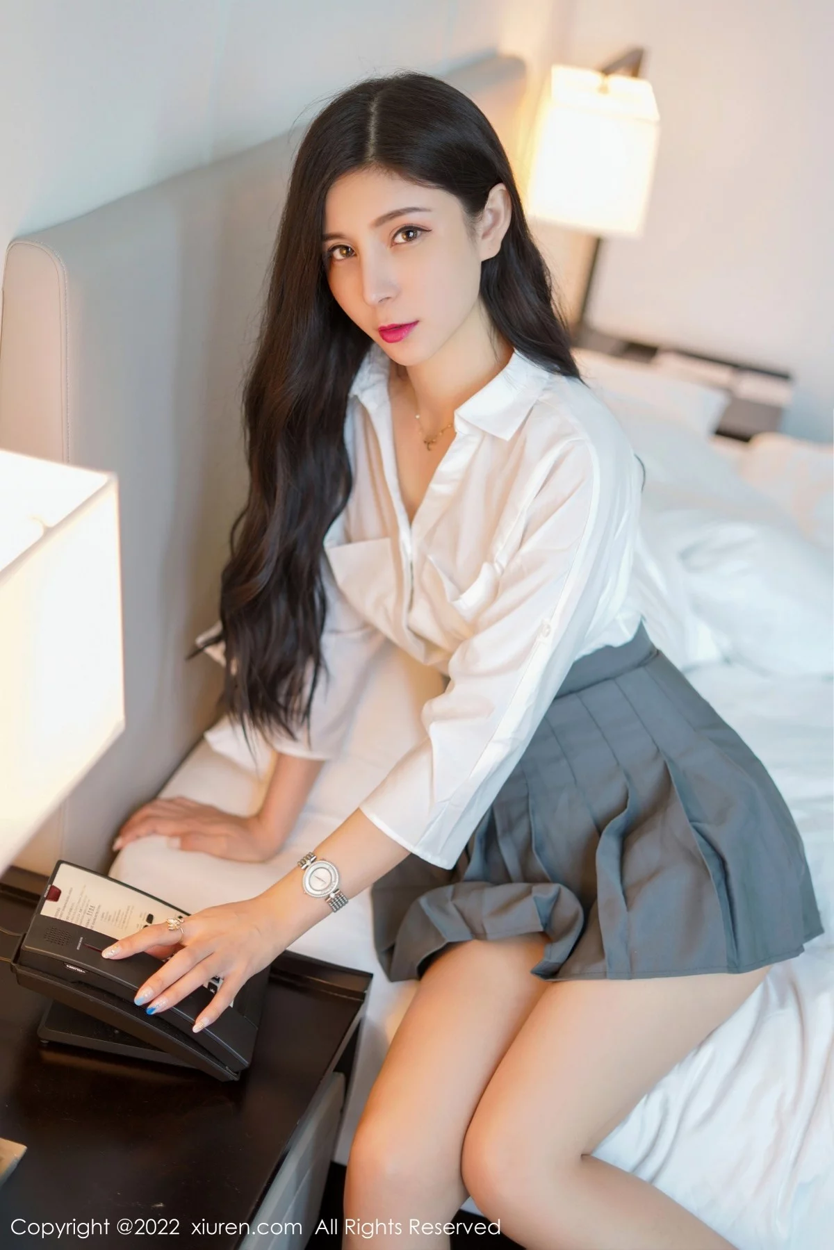 [[XiuRen秀人网]秀人网]No.4918_模特小蛮妖Yummy性感白T配灰色短裙露白色蕾丝内衣诱惑写真52P