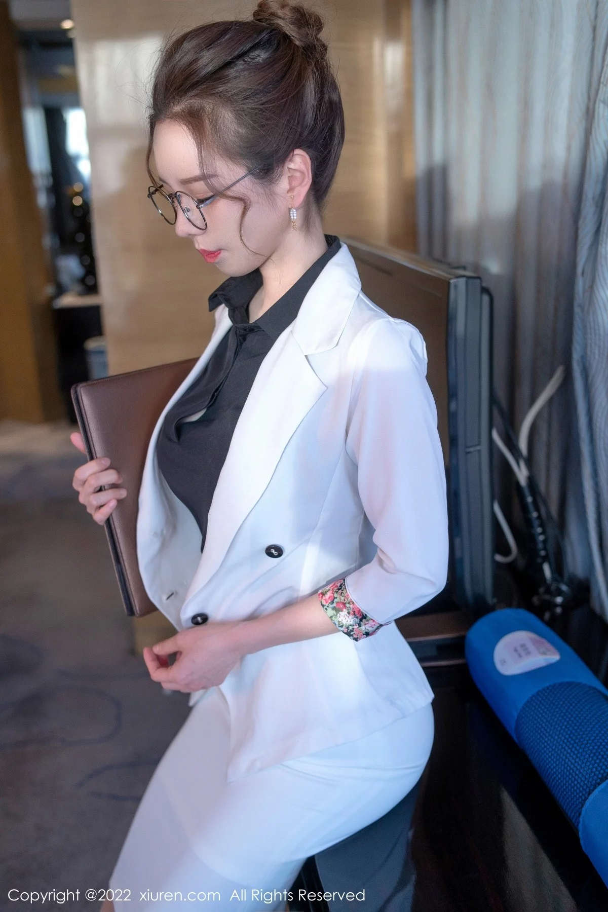 [[XiuRen秀人网]秀人网]No.4917_模特大美媚京私房半脱露黑色高叉连体衣配闪亮黑丝完美诱惑写真62P
