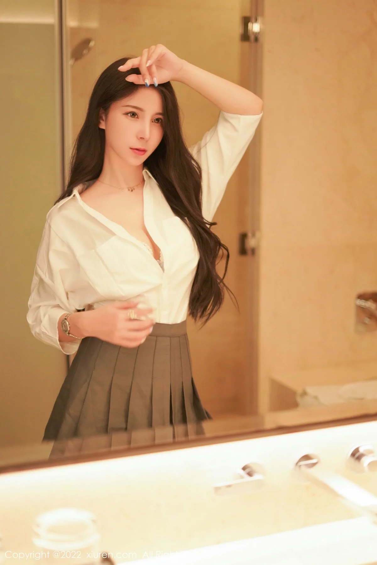 [[XiuRen秀人网]秀人网]No.4918_模特小蛮妖Yummy性感白T配灰色短裙露白色蕾丝内衣诱惑写真52P