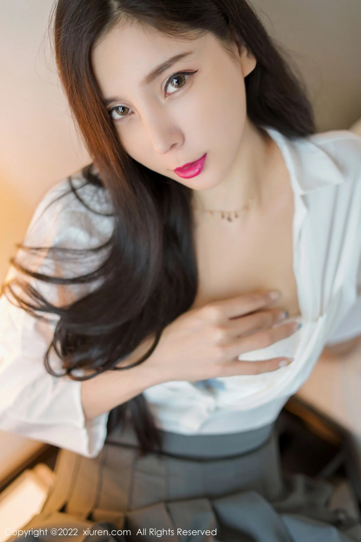 [[XiuRen秀人网]秀人网]No.4918_模特小蛮妖Yummy性感白T配灰色短裙露白色蕾丝内衣诱惑写真52P