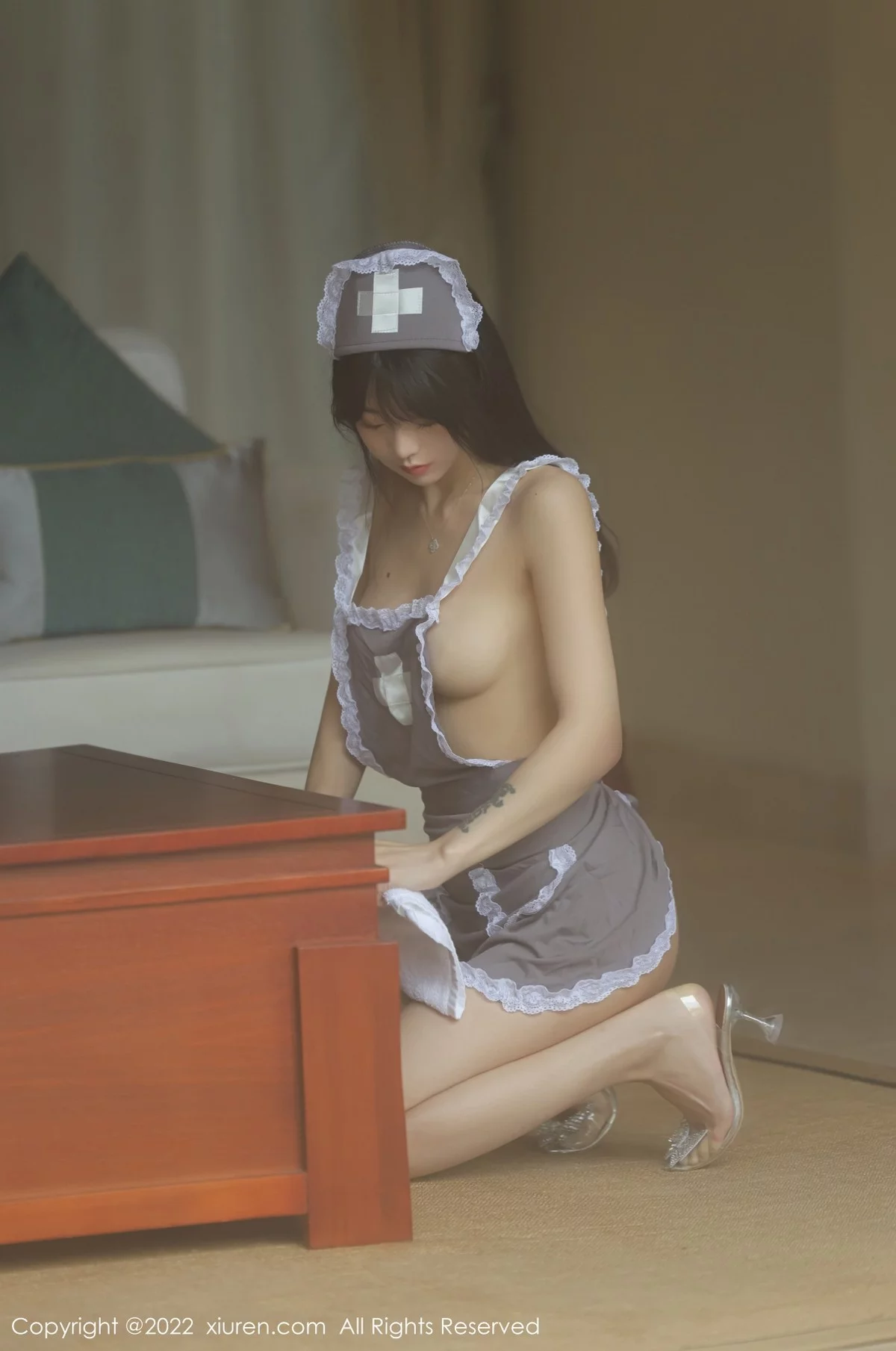[[XiuRen秀人网]秀人网]No.4924_模特佘贝拉bella海南岛旅拍私房脱灰色女仆装秀完美身材诱惑写真76P