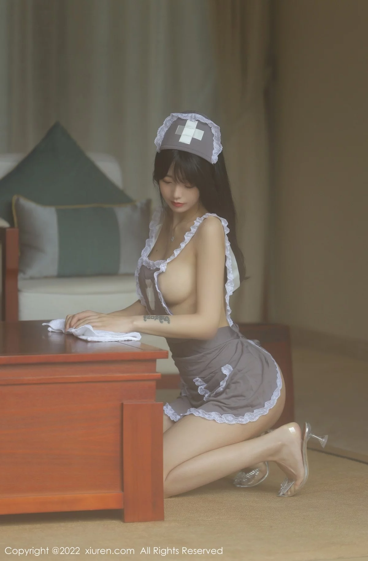 [[XiuRen秀人网]秀人网]No.4924_模特佘贝拉bella海南岛旅拍私房脱灰色女仆装秀完美身材诱惑写真76P