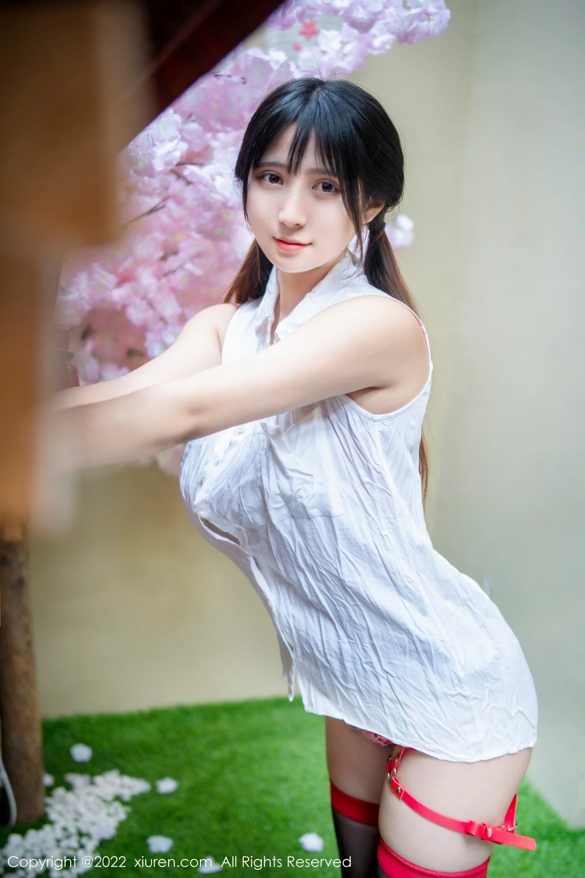 [[XiuRen秀人网]秀人网]No.4930_模特久久Aimee半脱白上衣露红色带子情趣装秀豪乳翘臀诱惑写真62P