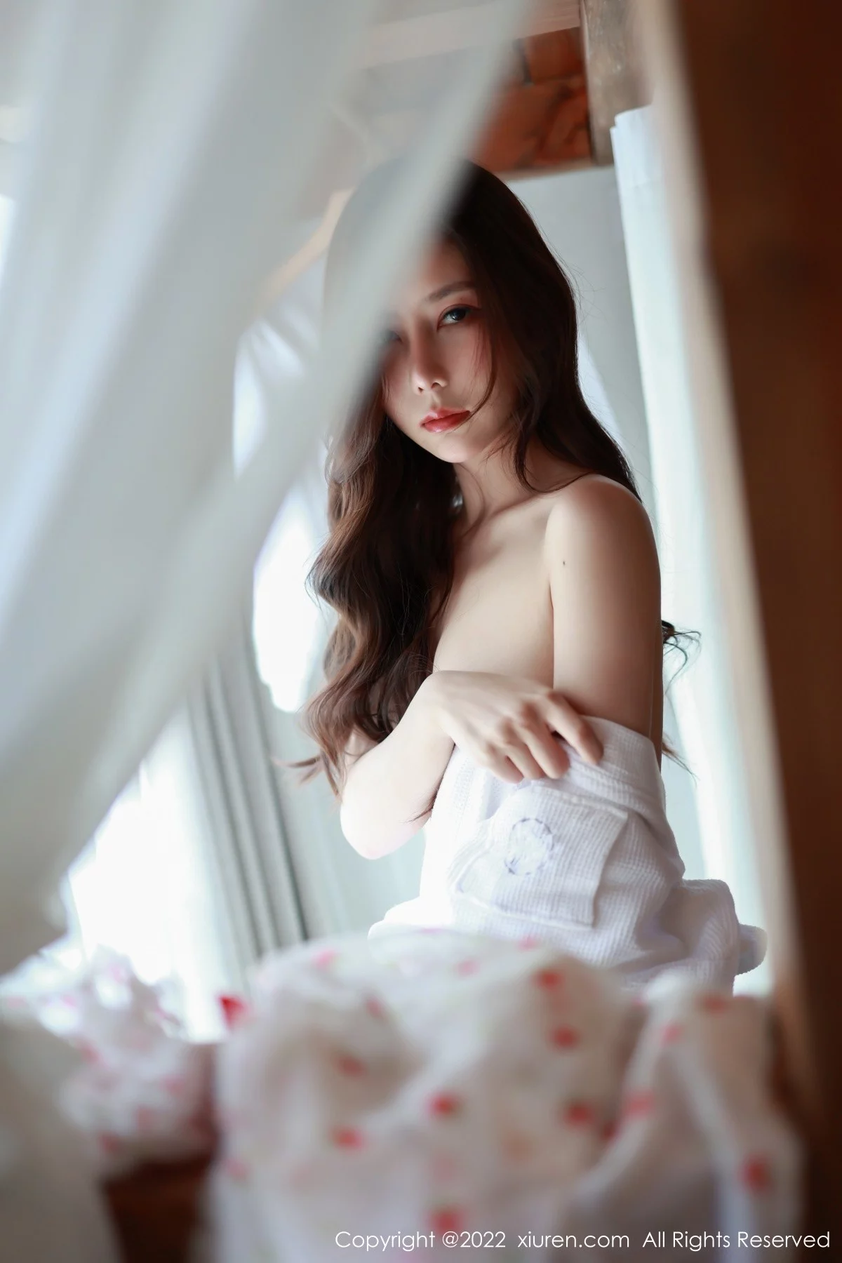 [[XiuRen秀人网]秀人网]No.4932_模特尹甜甜私房性感白色睡袍半脱秀惹火身材完美诱惑写真54P