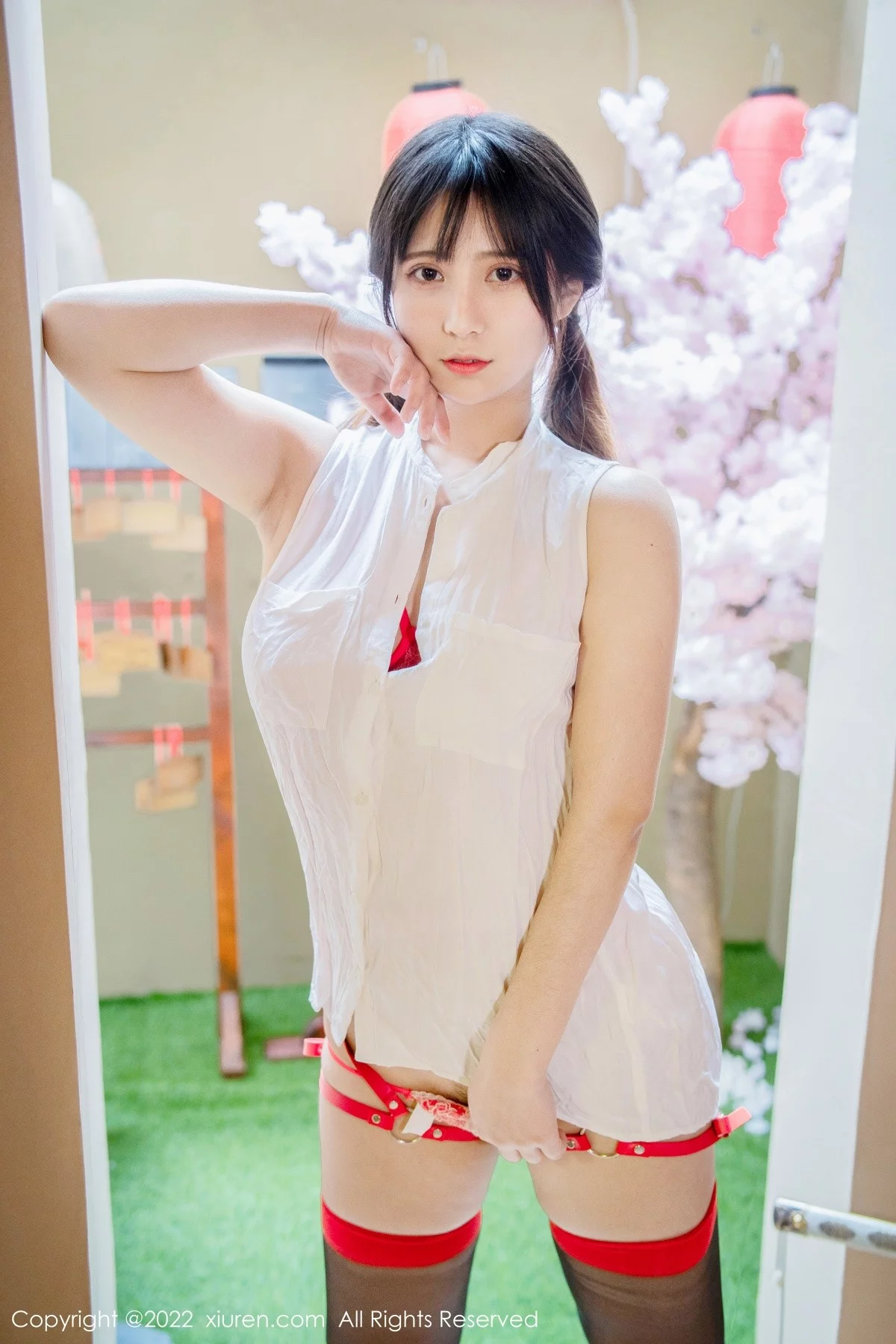[[XiuRen秀人网]秀人网]No.4930_模特久久Aimee半脱白上衣露红色带子情趣装秀豪乳翘臀诱惑写真62P