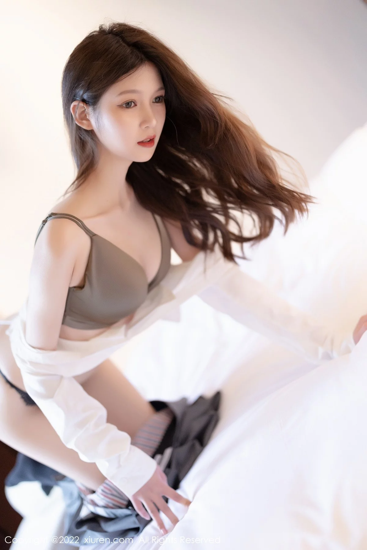 [[XiuRen秀人网]秀人网]No.4933_模特程程程厦门旅拍户外简约白T配灰短裙露黑丝腿袜性感写真75P