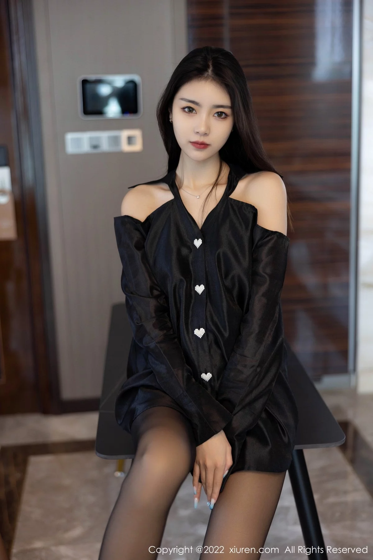 [[XiuRen秀人网]秀人网]No.4940_模特可乐Vicky私房粉红色吊带裙+黑色服饰配超薄黑丝诱惑写真51P