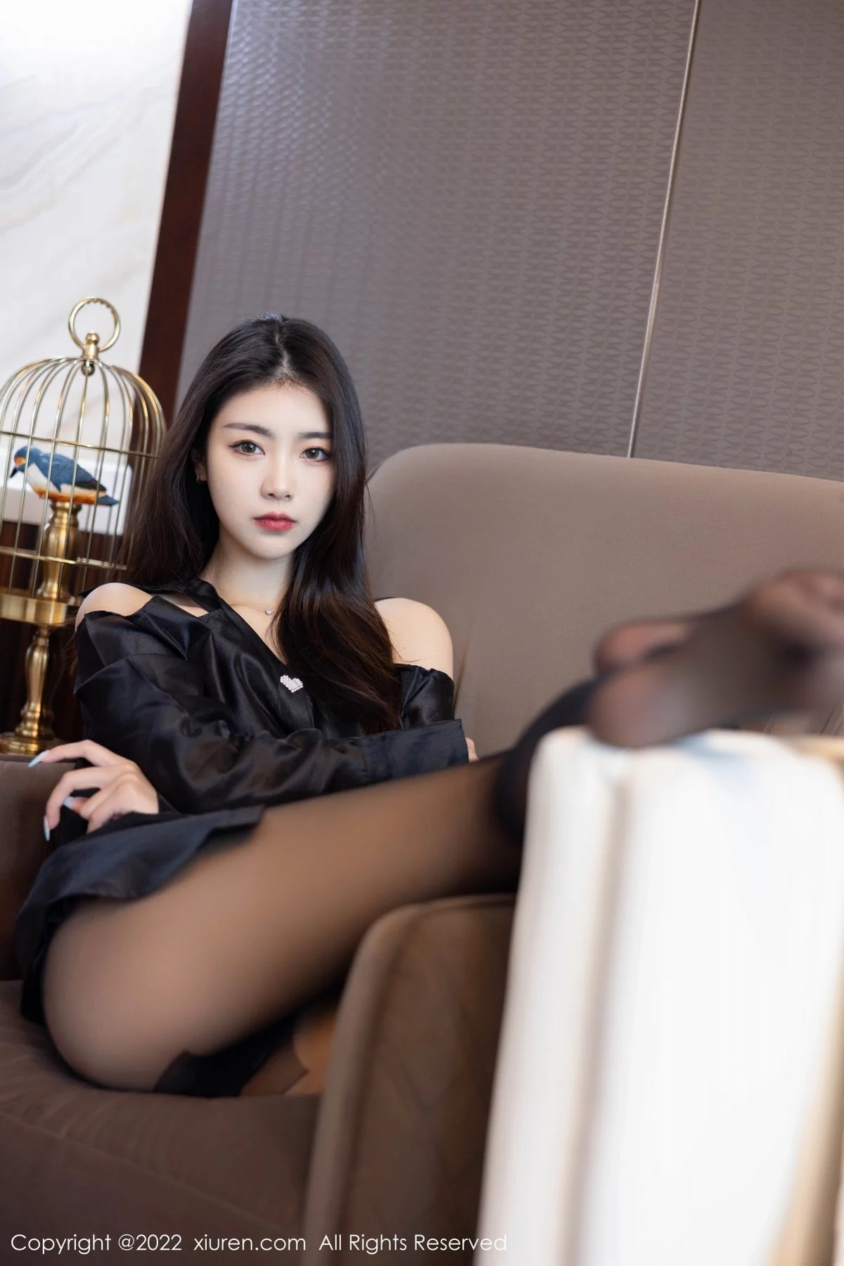 [[XiuRen秀人网]秀人网]No.4940_模特可乐Vicky私房粉红色吊带裙+黑色服饰配超薄黑丝诱惑写真51P