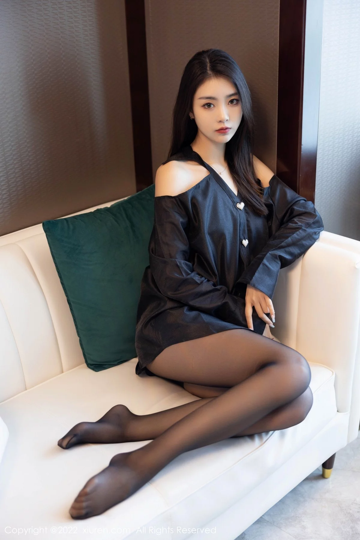 [[XiuRen秀人网]秀人网]No.4940_模特可乐Vicky私房粉红色吊带裙+黑色服饰配超薄黑丝诱惑写真51P