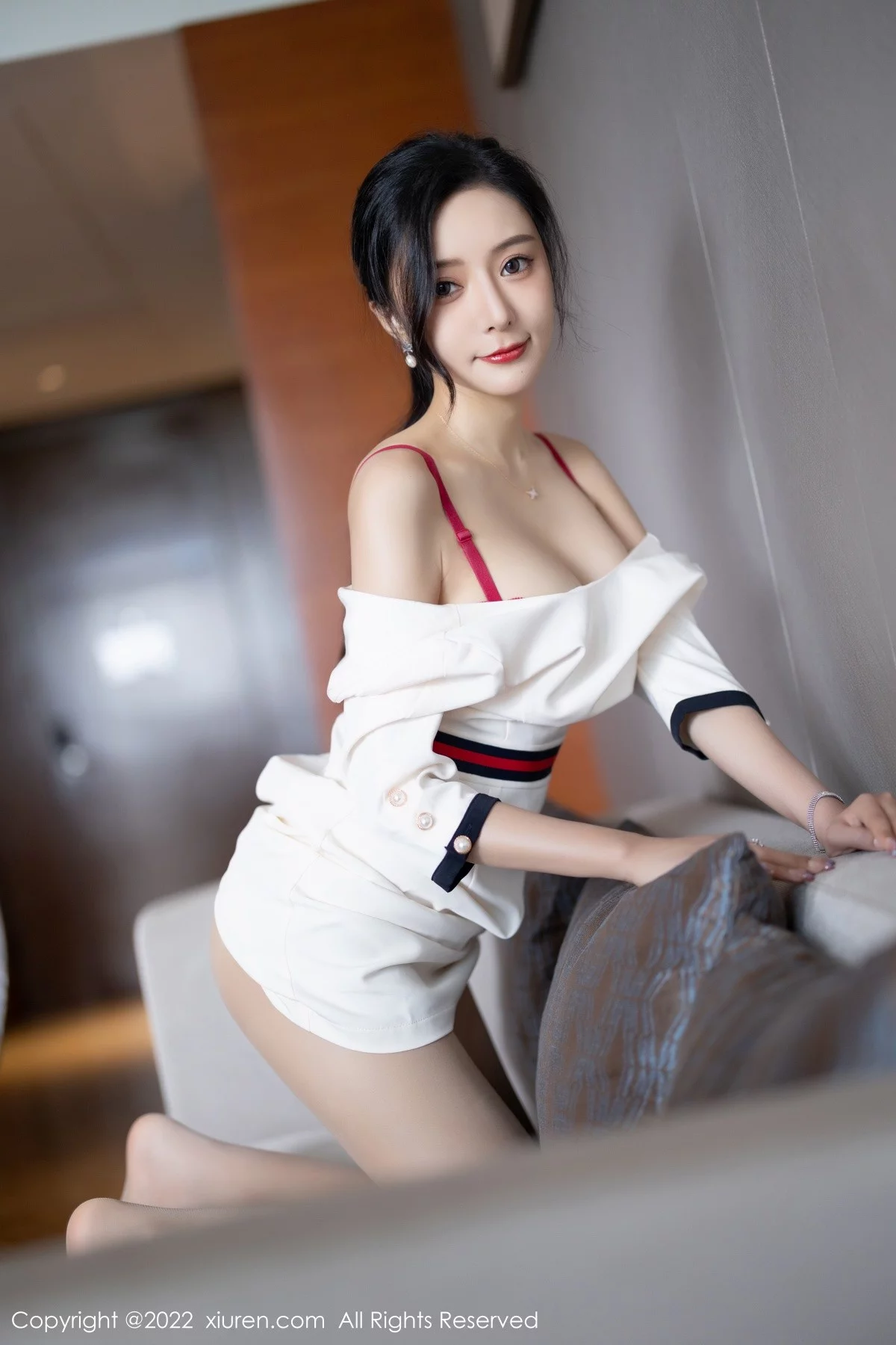 [[XiuRen秀人网]秀人网]No.4963_女神王馨瑶yanni白色连衣短裙露红色内衣配原色丝袜诱惑写真71P
