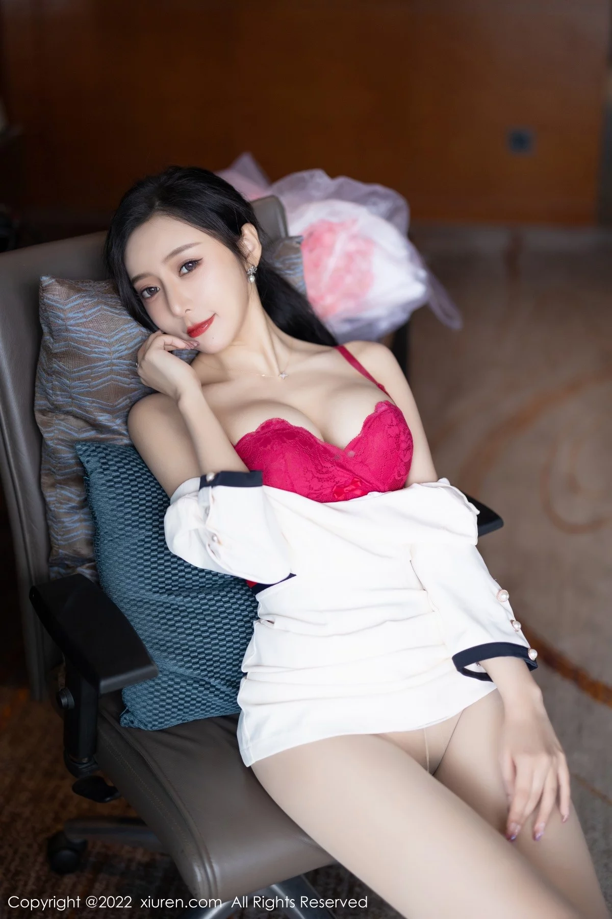 [[XiuRen秀人网]秀人网]No.4963_女神王馨瑶yanni白色连衣短裙露红色内衣配原色丝袜诱惑写真71P