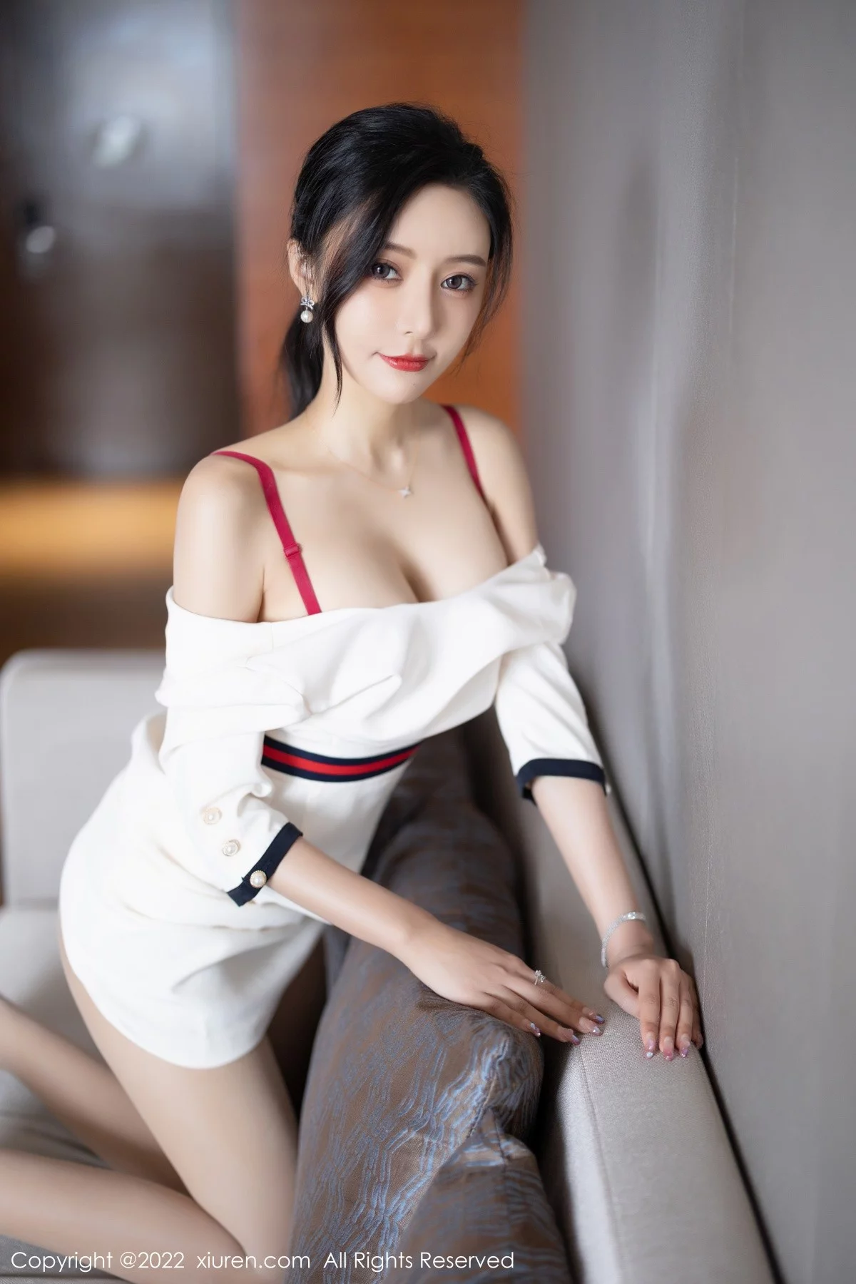 [[XiuRen秀人网]秀人网]No.4963_女神王馨瑶yanni白色连衣短裙露红色内衣配原色丝袜诱惑写真71P