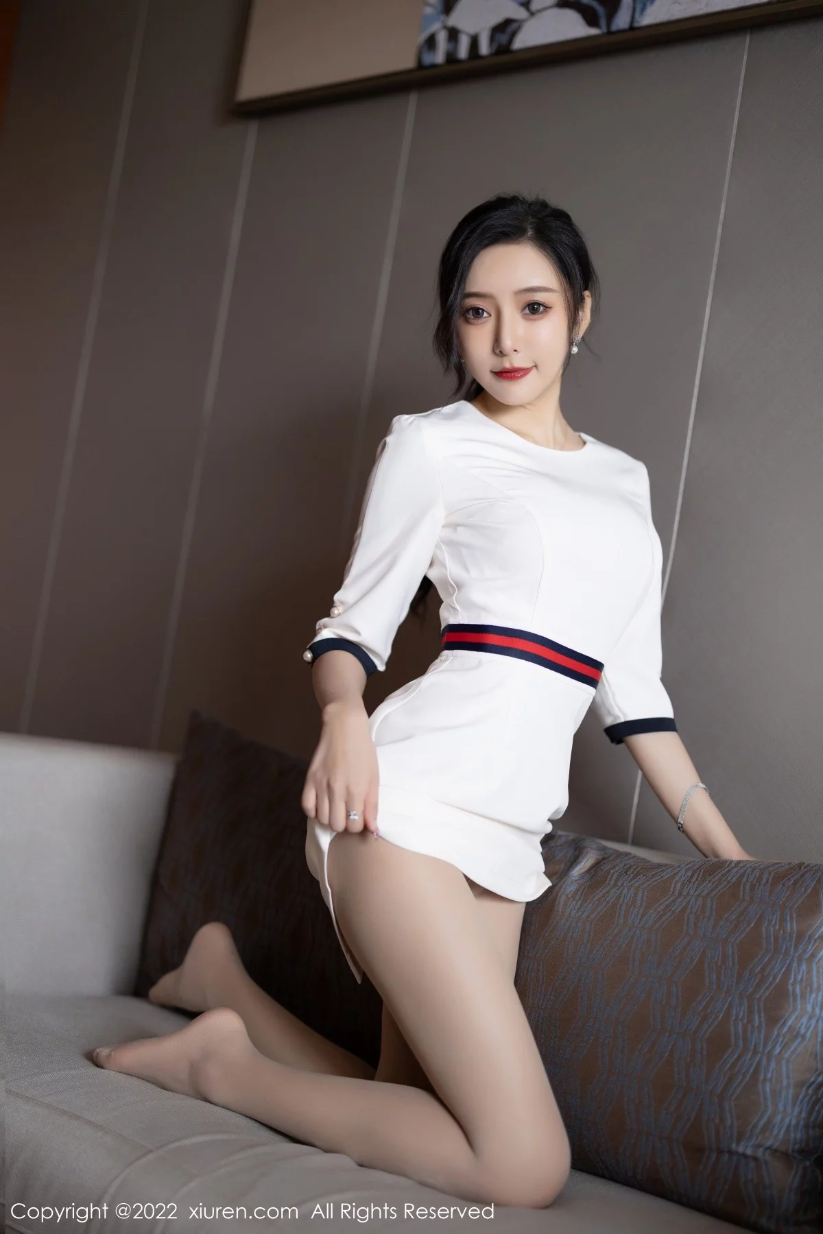 [[XiuRen秀人网]秀人网]No.4963_女神王馨瑶yanni白色连衣短裙露红色内衣配原色丝袜诱惑写真71P