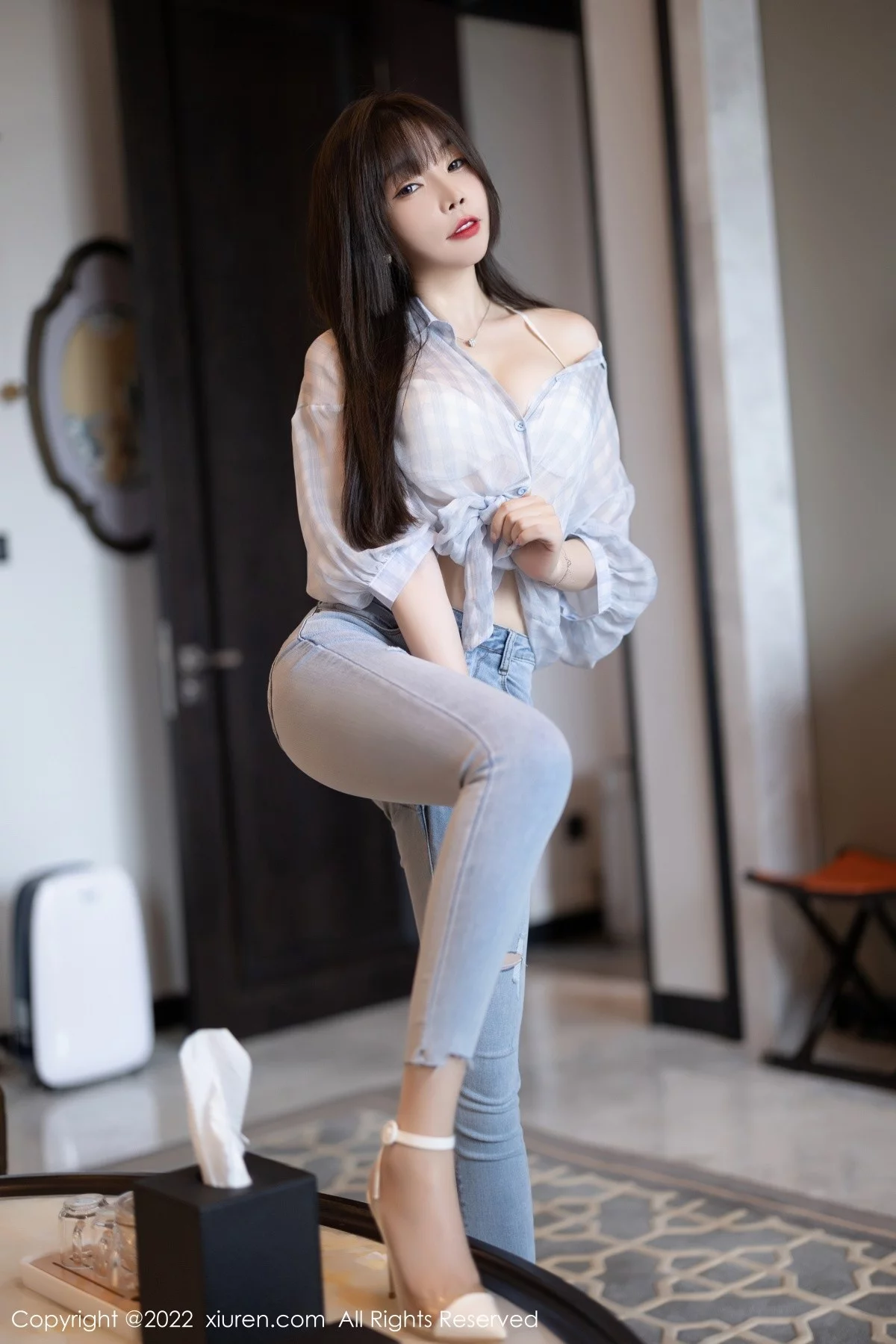 [[XiuRen秀人网]秀人网]No.4976_女神芝芝Booty轻透浅色格子衣配牛仔裤半脱露超薄肉丝诱惑写真110P