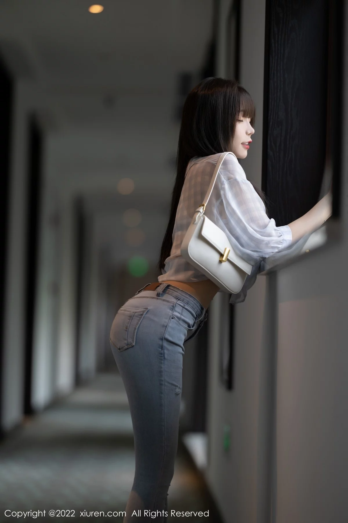 [[XiuRen秀人网]秀人网]No.4976_女神芝芝Booty轻透浅色格子衣配牛仔裤半脱露超薄肉丝诱惑写真110P