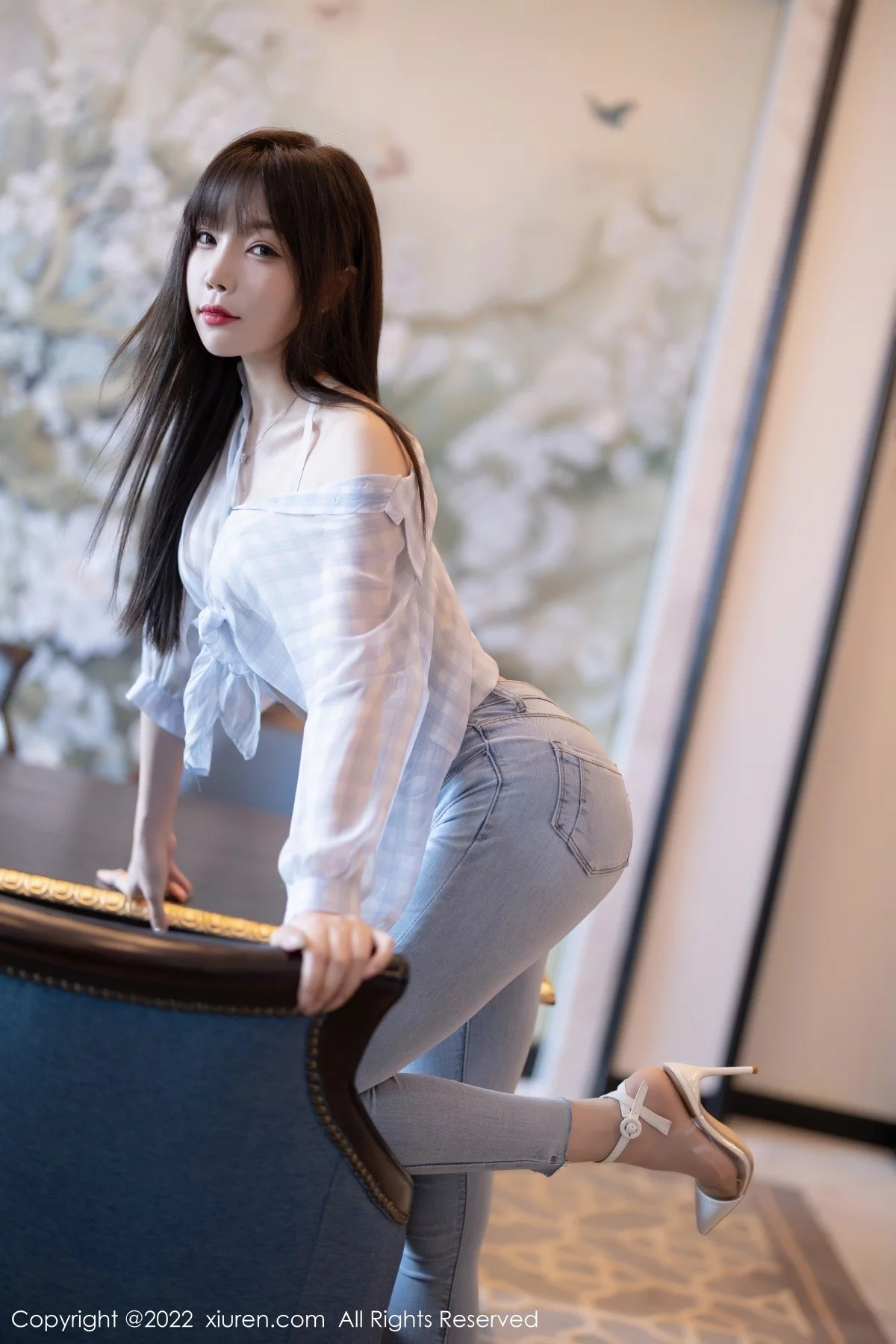 [[XiuRen秀人网]秀人网]No.4976_女神芝芝Booty轻透浅色格子衣配牛仔裤半脱露超薄肉丝诱惑写真110P