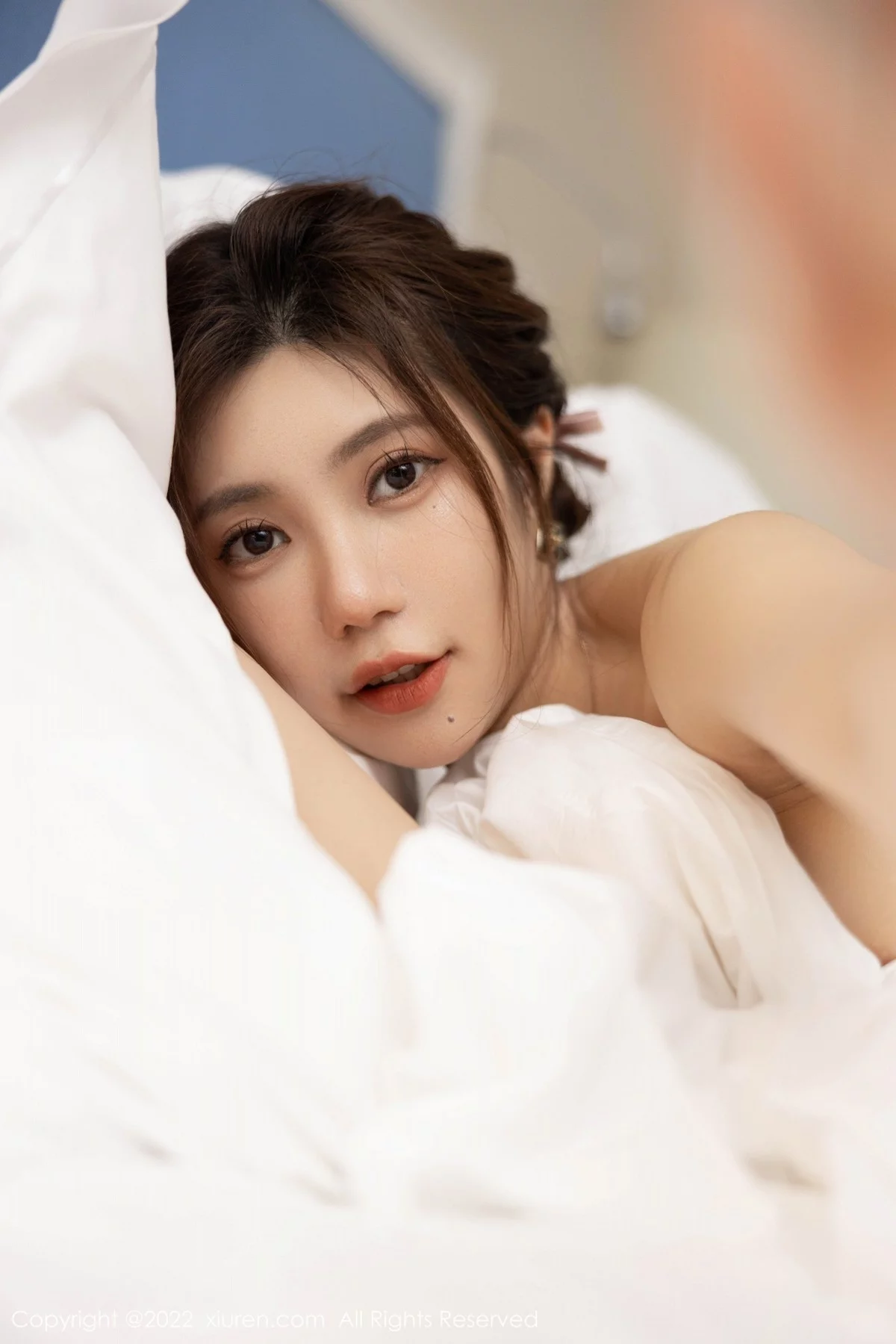 [[XiuRen秀人网]秀人网]No.4977_女神绮里嘉ula海南心愿旅拍床上大尺度半脱秀惹火身材诱惑写真63P