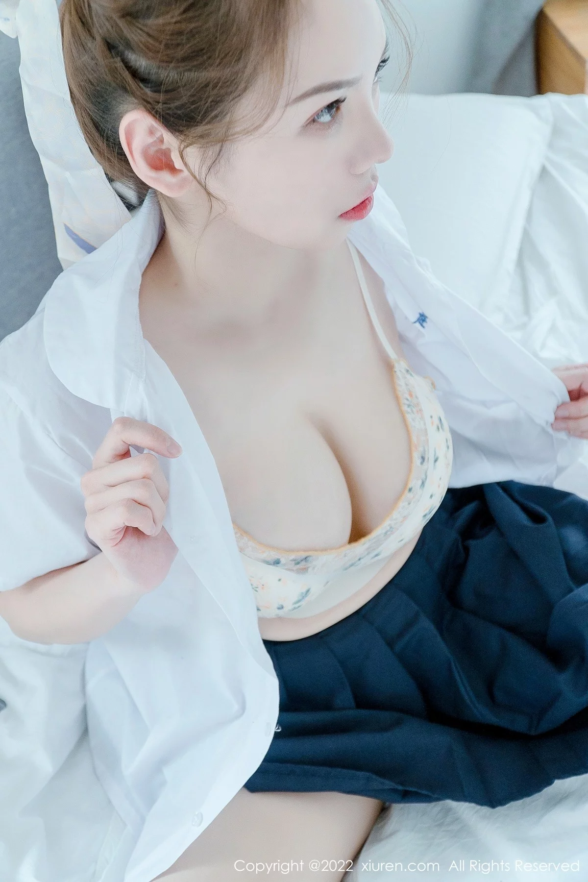 [[XiuRen秀人网]秀人网]No.4981_模特大美媚京白衬衣黑短裙校服半脱露超薄肉丝秀翘臀诱惑写真63P